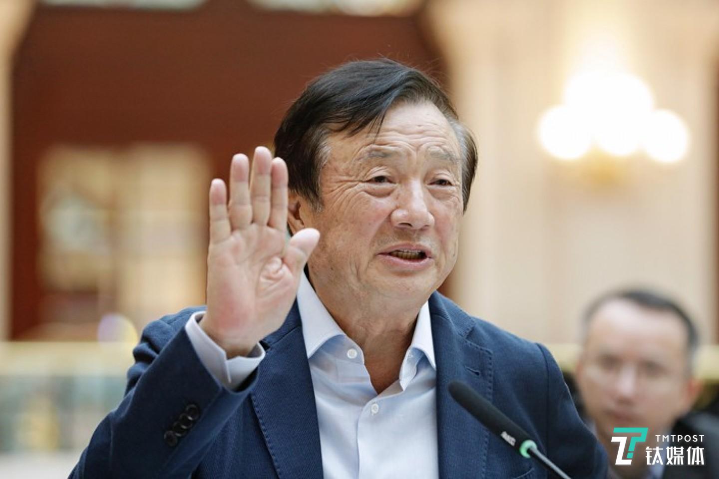 1月15日，深圳华为总部，74岁的华为创始人兼CEO任正非接受多家外媒采访。任正非很少在公开场合亮相，面临美国的封锁，2019年他接受了国内外总计37次媒体采访。（图/视觉中国）