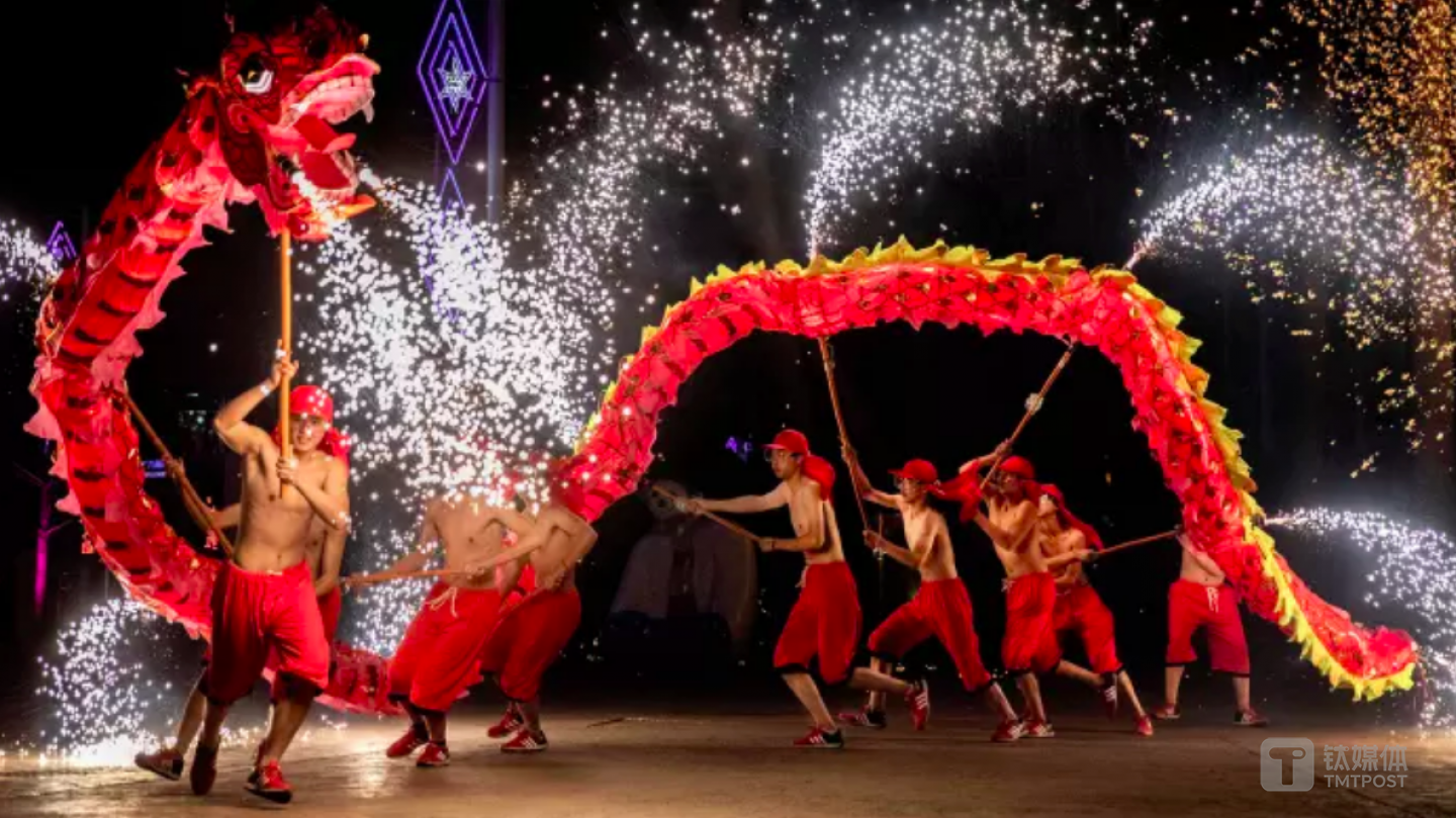 中国春节期间舞龙表演（图/Kevin Frayer, Getty）