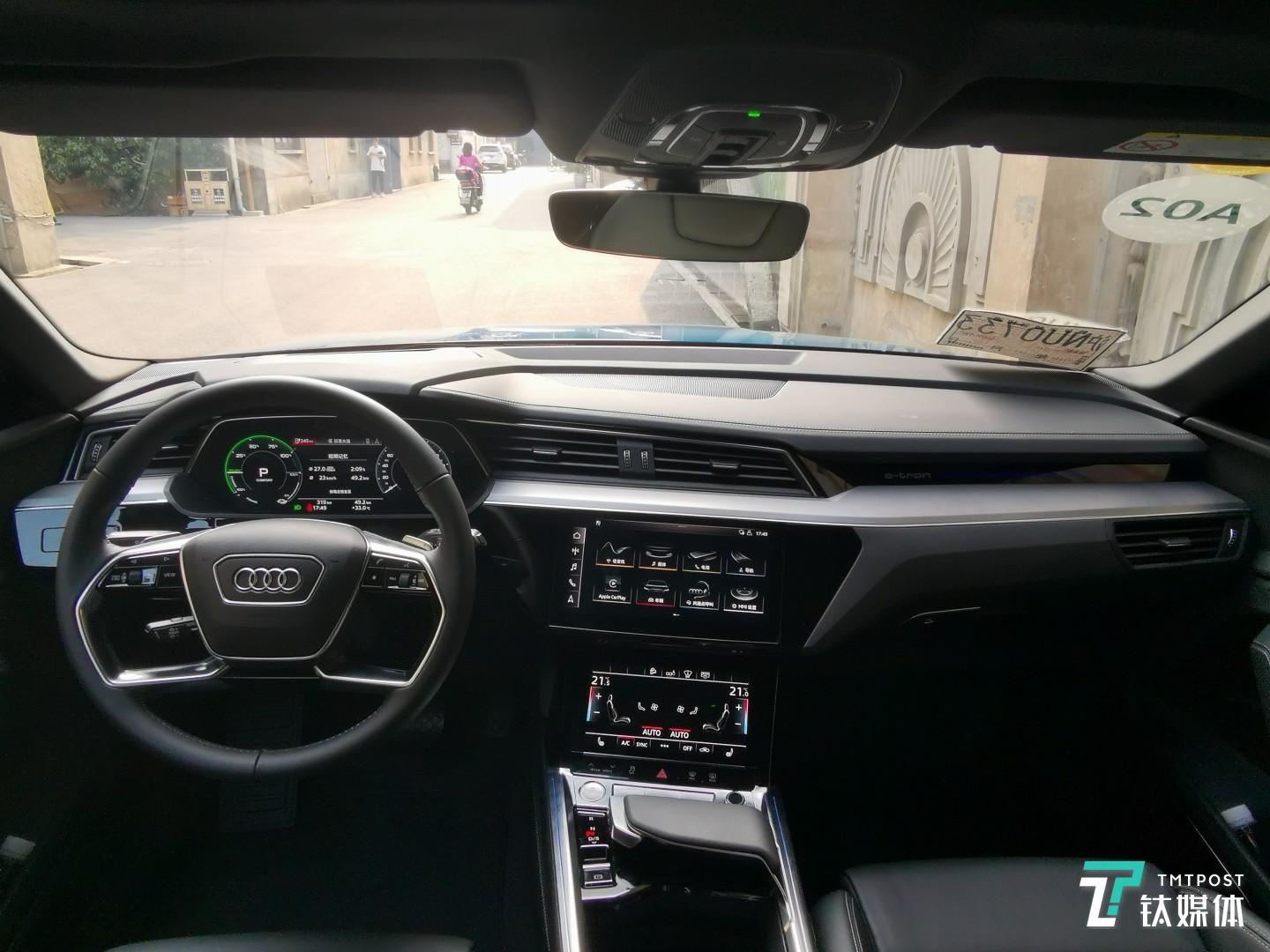 三块大屏幕的驾驶舱