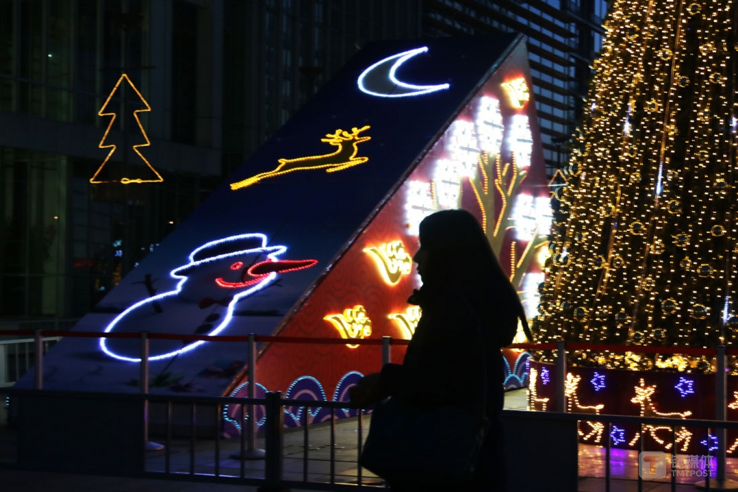 She used to live in a basement when she first came to Beijing. At that time, she couldn’t earn much money since she was still green. Oftentimes, she would get upset by the gap between the high-level conference halls he worked in and the tiny basement she lived. “The point when I didn’t want to go back to my basement most was when I was walking on platform bridges and seeing the hustle and bustle of urban life after work. What I thought most at that time was how to lead a decent life in Beijing,” she recalled.
