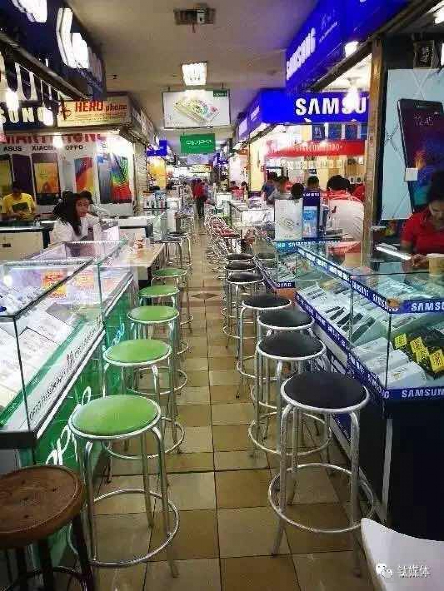 图3：印尼消费者习惯于购买手机坐在椅子上交流