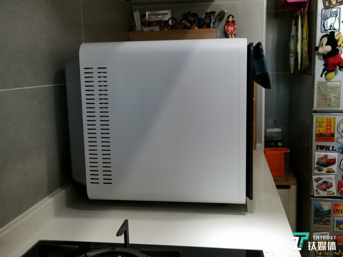 侧面和后部都有散热孔