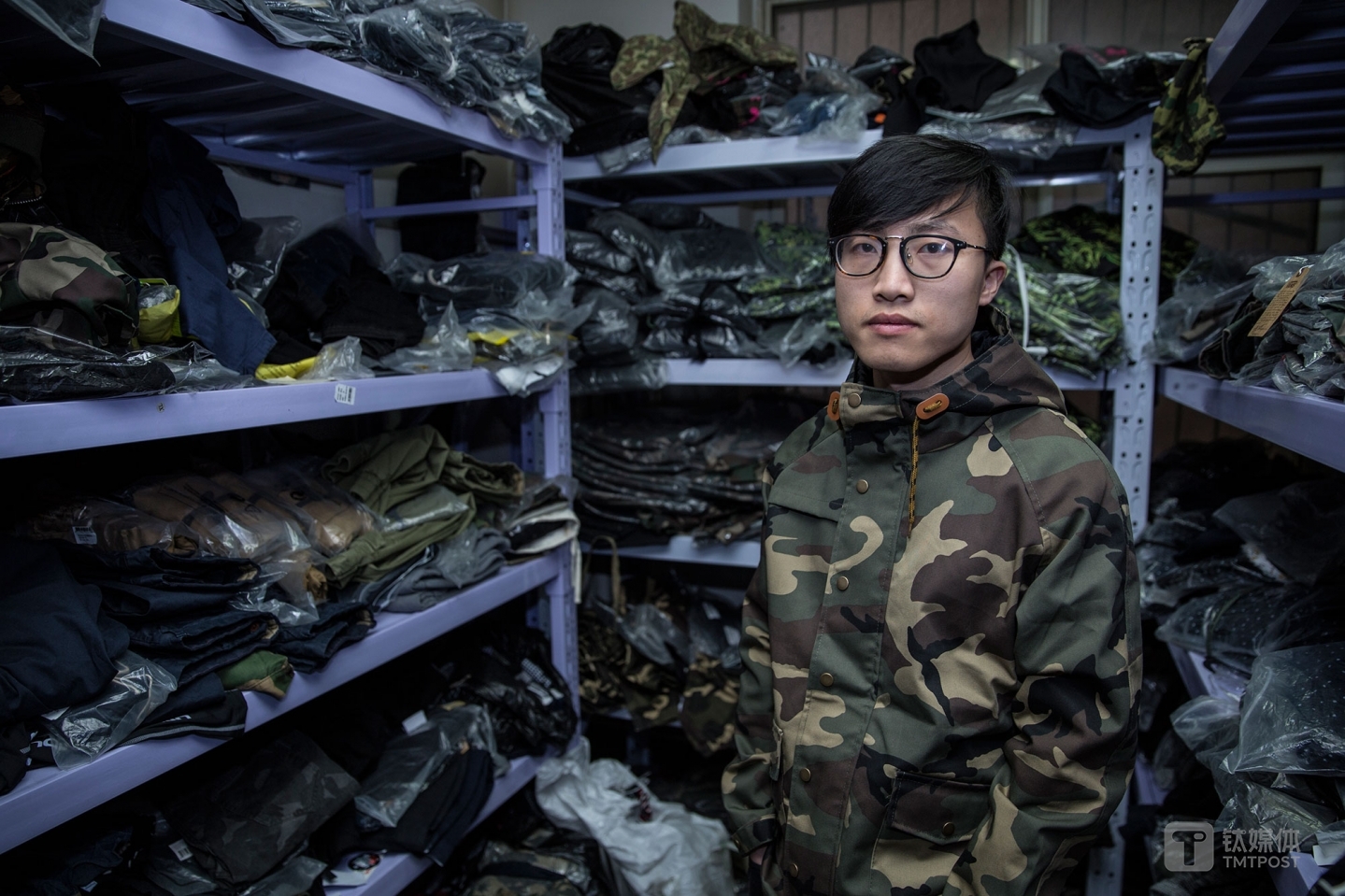 店小二。北京，淘宝店主石头在自己仓库。几经沉浮，他一直尽心经营着自己的两家店铺。