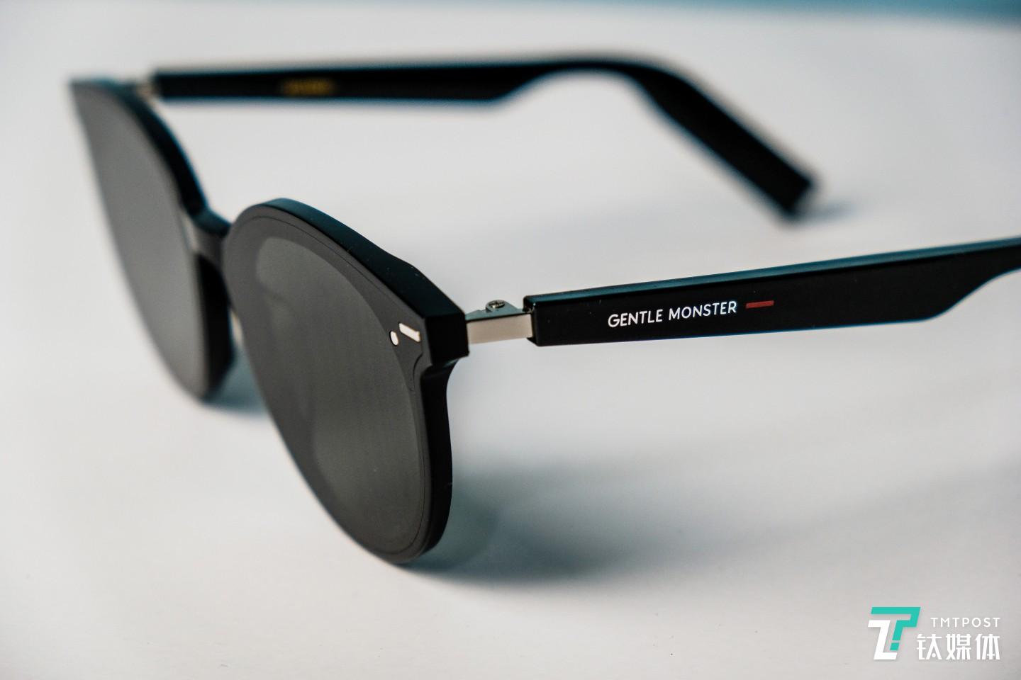 镜腿上的Gentle Monster Logo