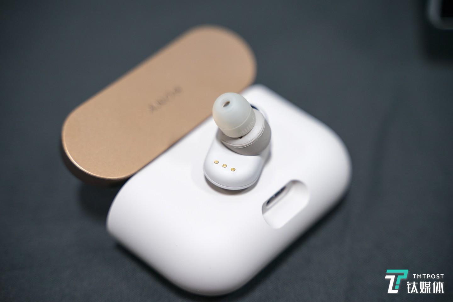 耳机主体的体积较大