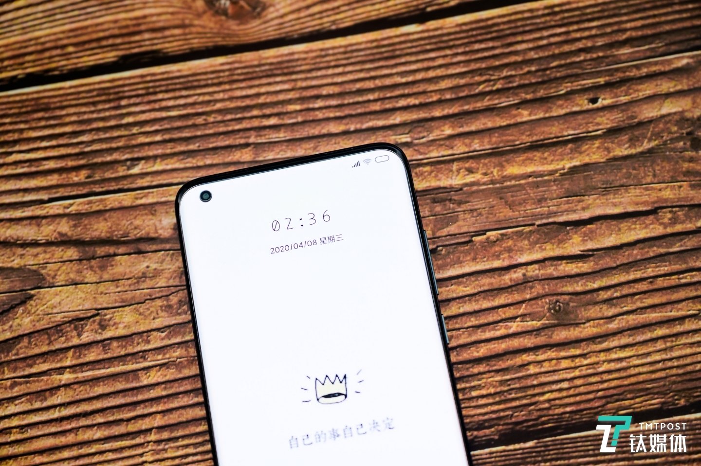 顶部挖孔面积和小米10一致,扬声器开孔更大