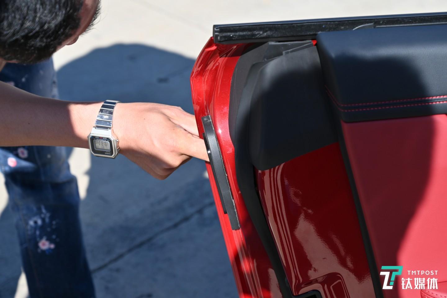 指静脉识别位于凹槽内