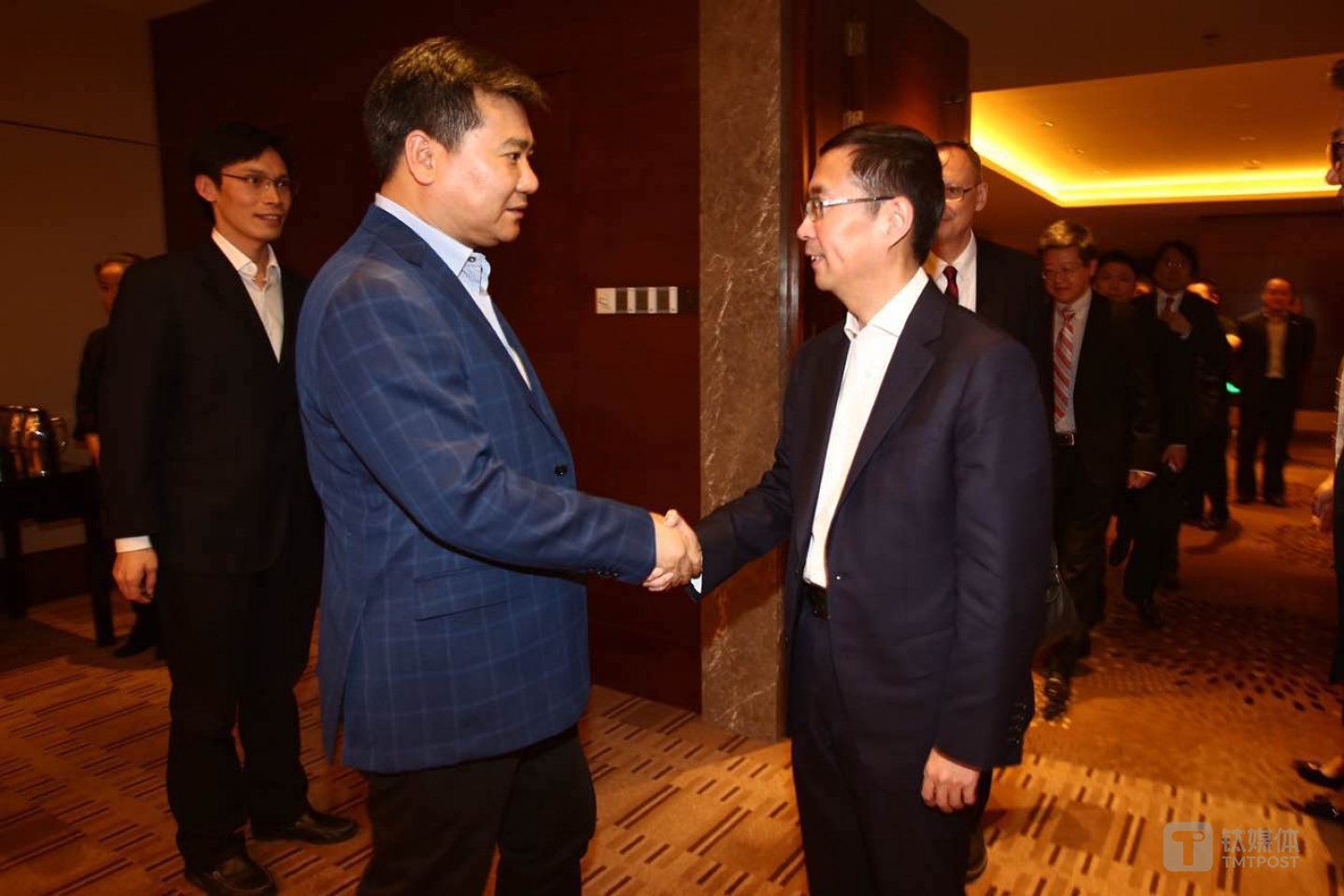 左：苏宁董事长张近东；右：阿里巴巴CEO张勇