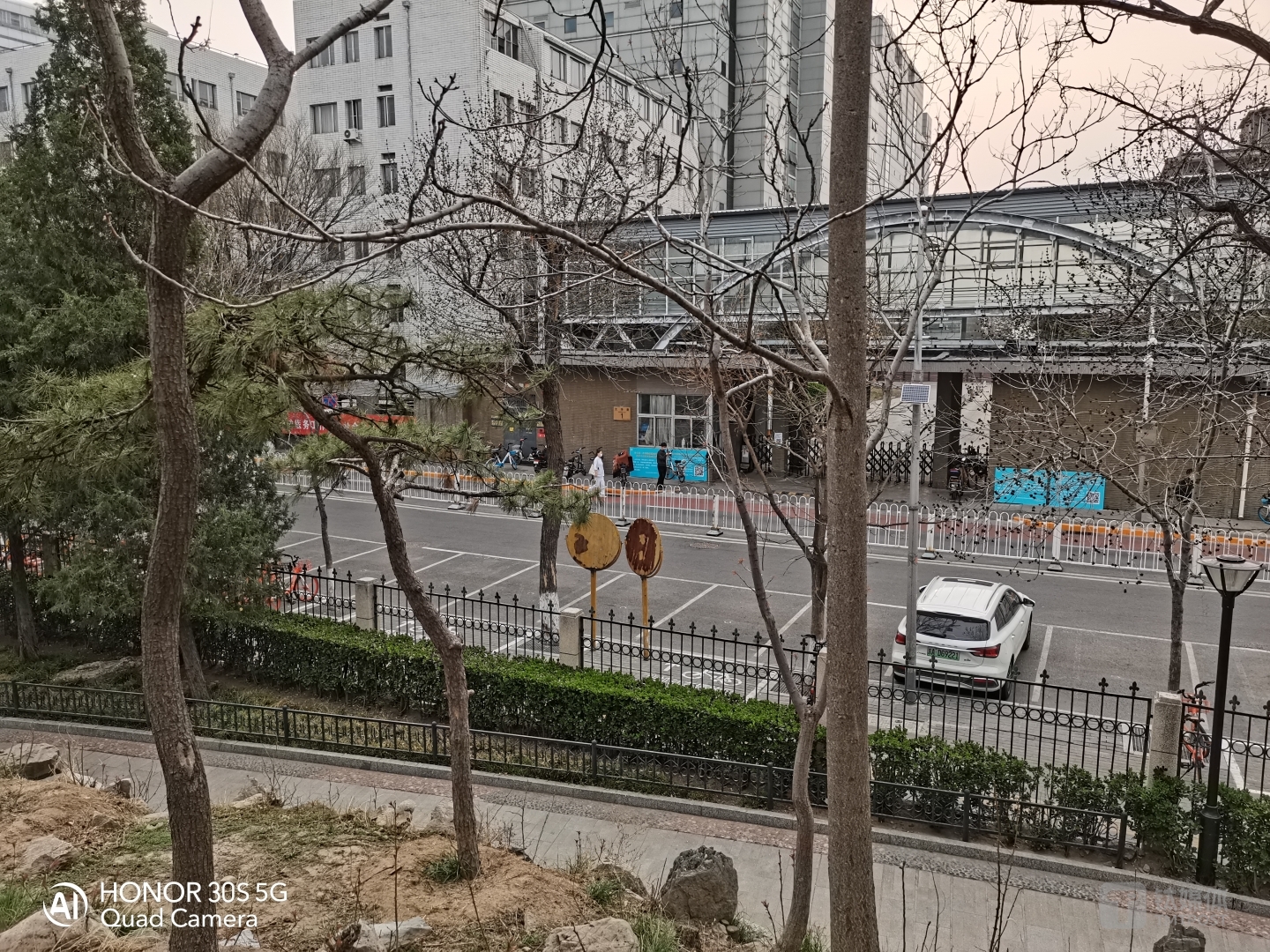 主摄拍摄远景样张-注意画面中的门牌号