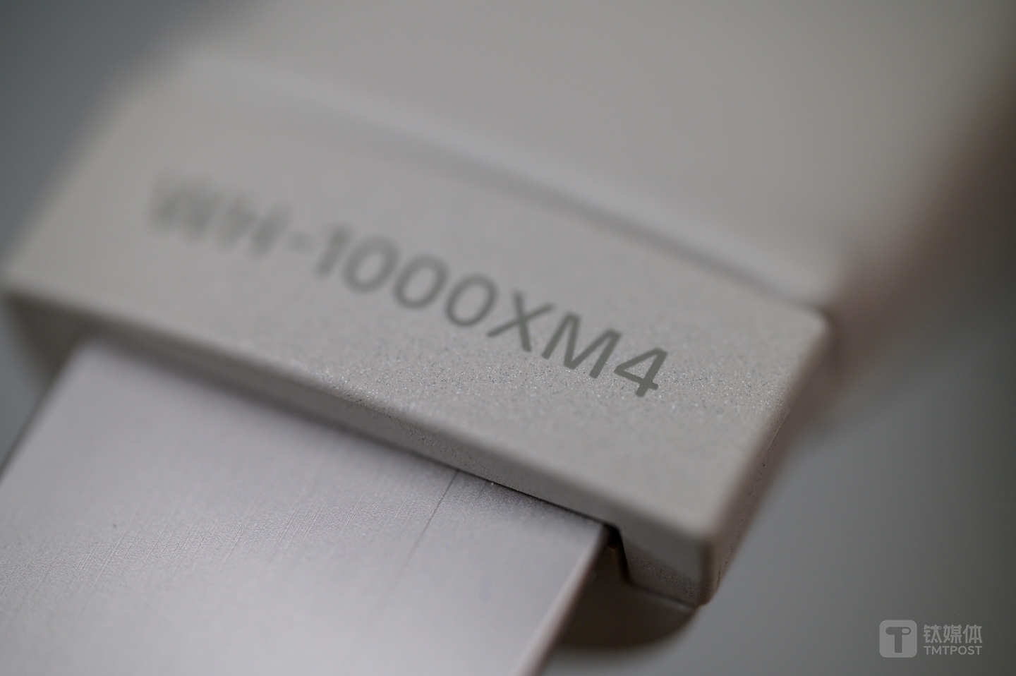 头梁处的铭牌显示