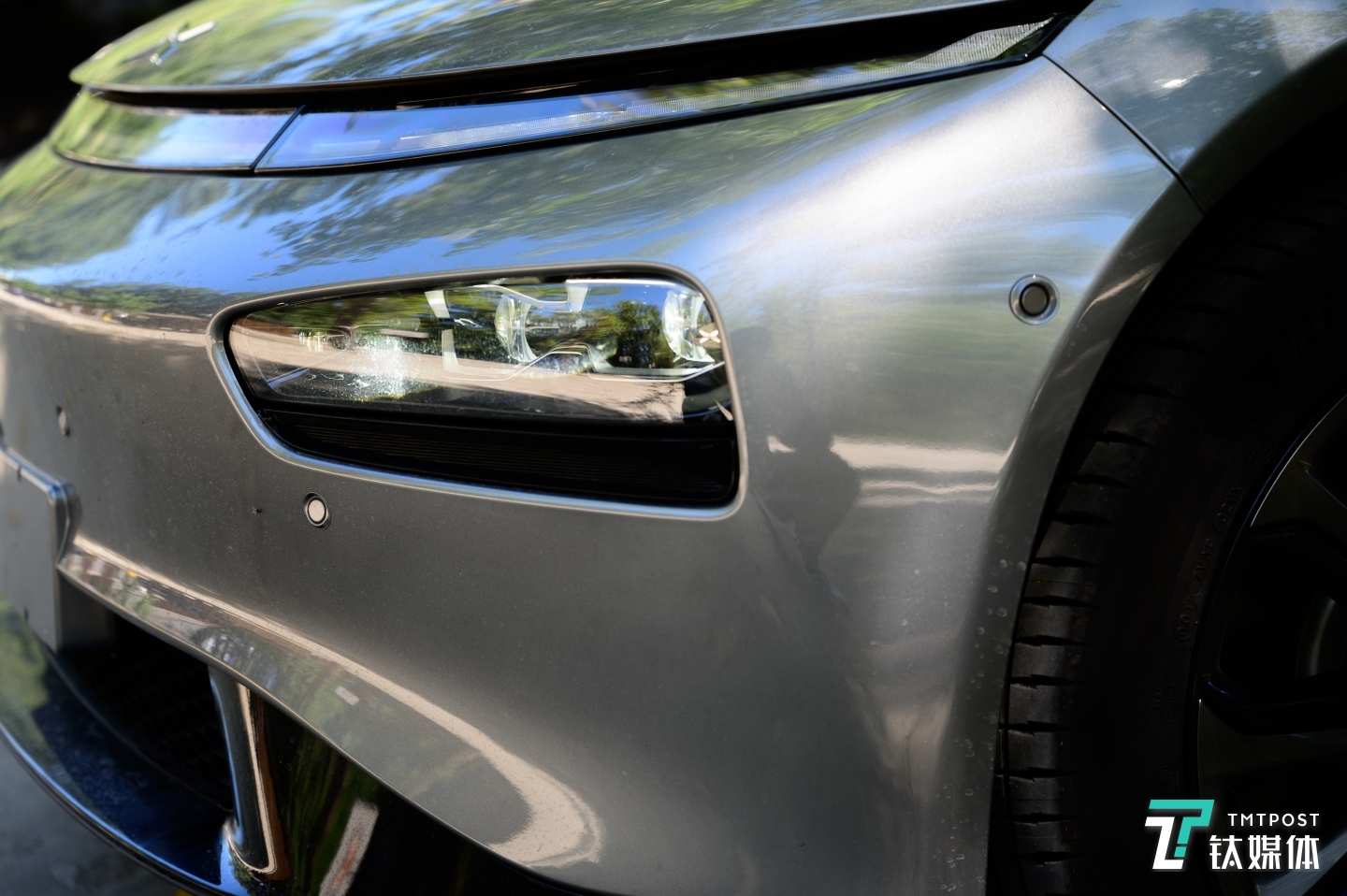 可以看到车身布置的雷达感应器