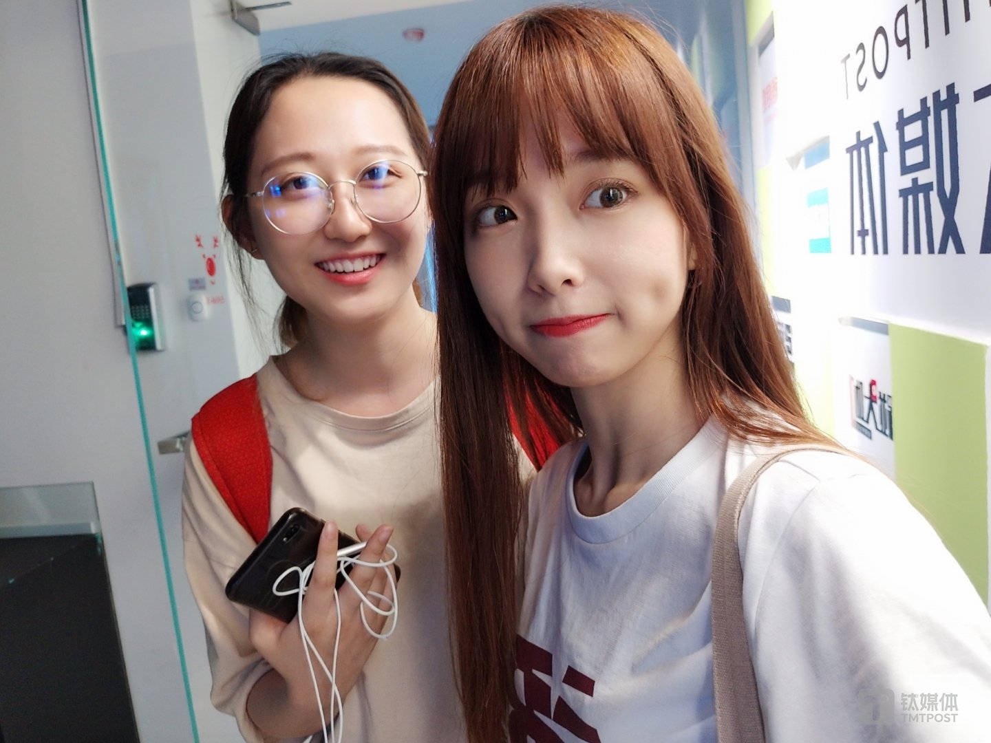 开启自然美颜-焦距 4.36mm,光圈 f1.8,快门 1/33