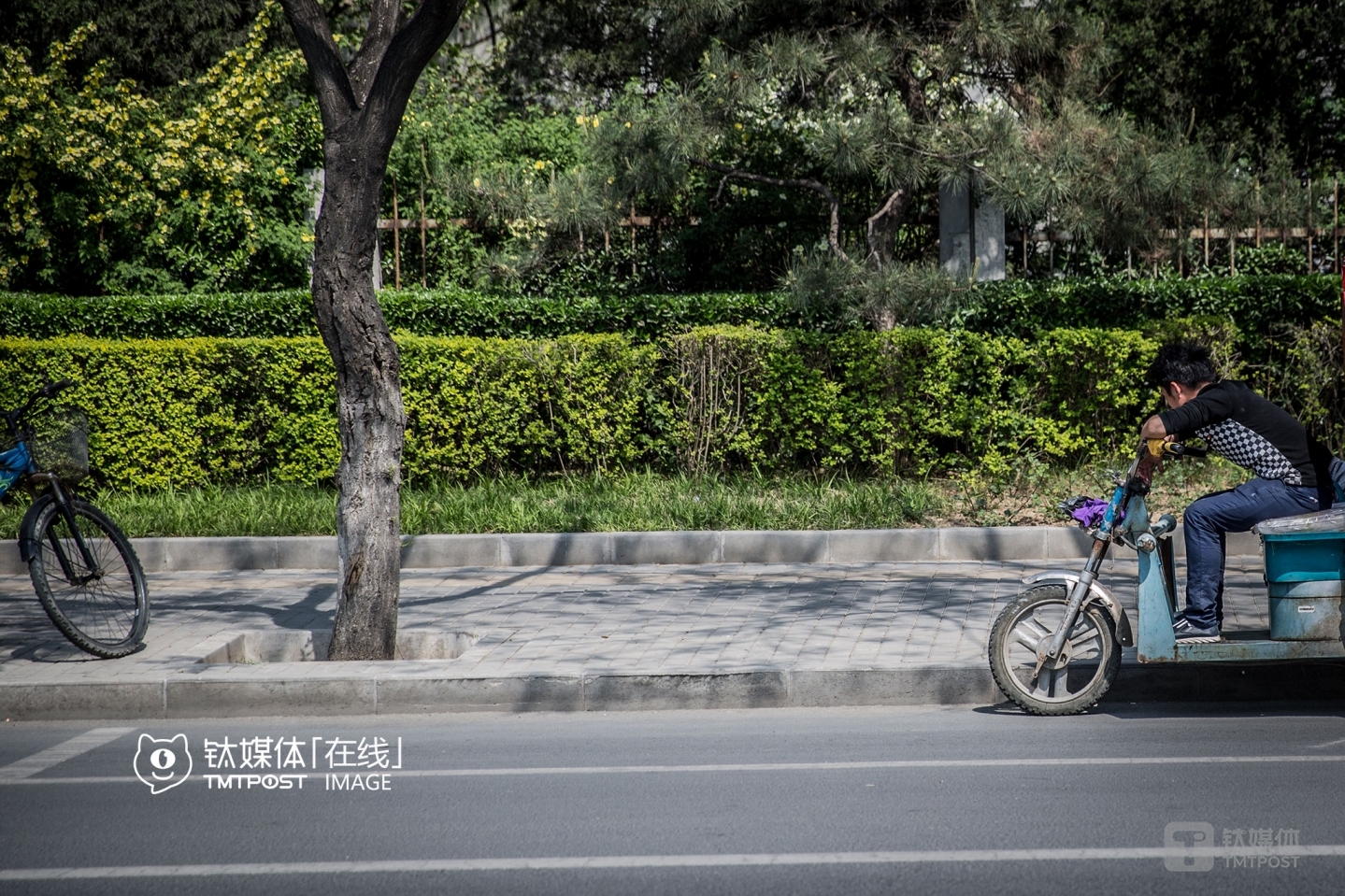 A deliveryman was taking a nap on Shangdi West Road, whichi is on the east side of Zhongguancun Software Park.