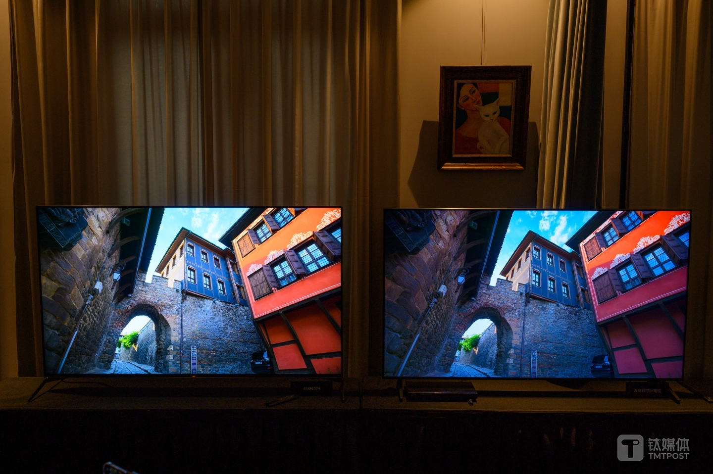 左侧（索尼65X9500H）的阴影与颜色还原优于右侧（三星65Q700T）