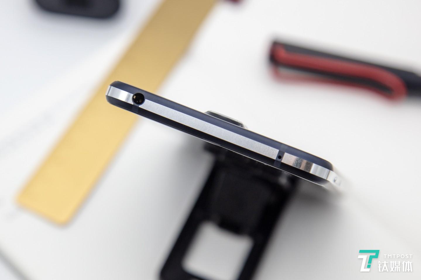 顶部3.5mm耳机接口