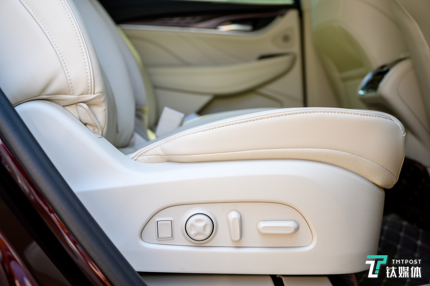 第二排座椅调节按键