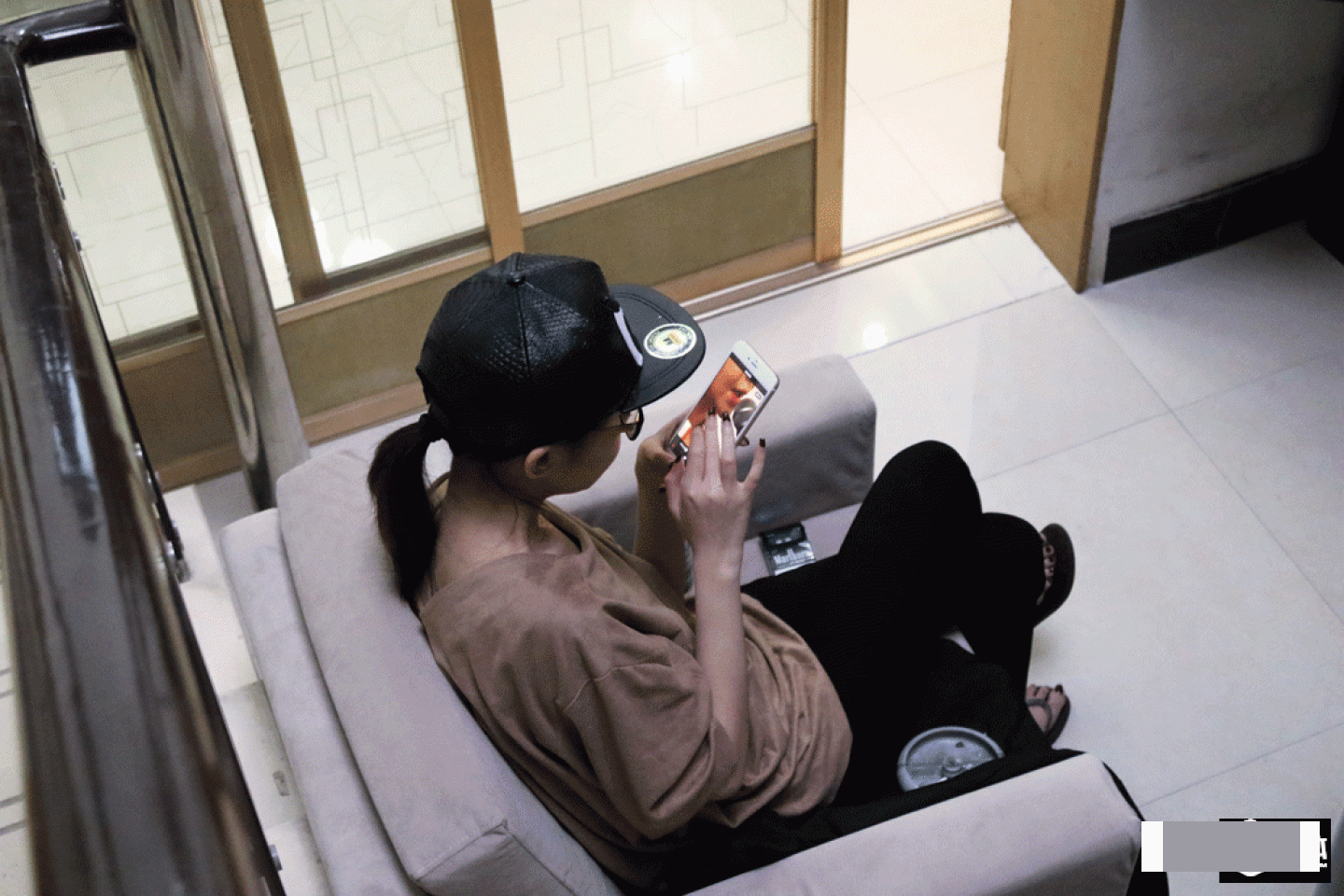 Beautifying the photo she received the other day before posting it on WeChat.