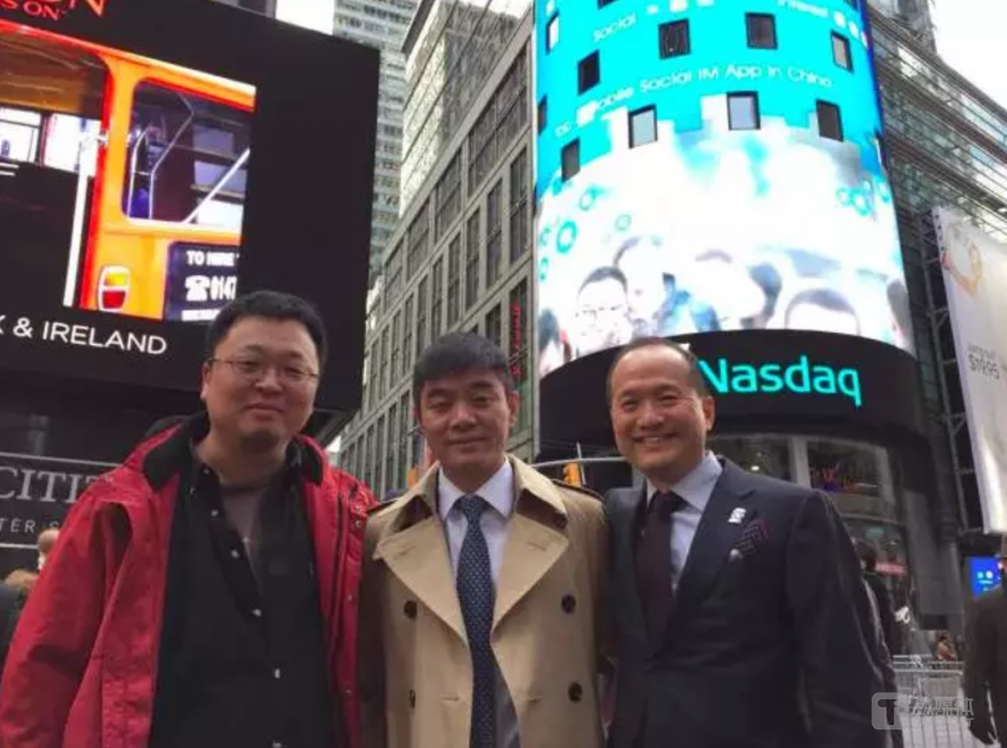 从左至右分别是站在美国纽约纳斯达克前的罗永浩、唐岩和郑刚