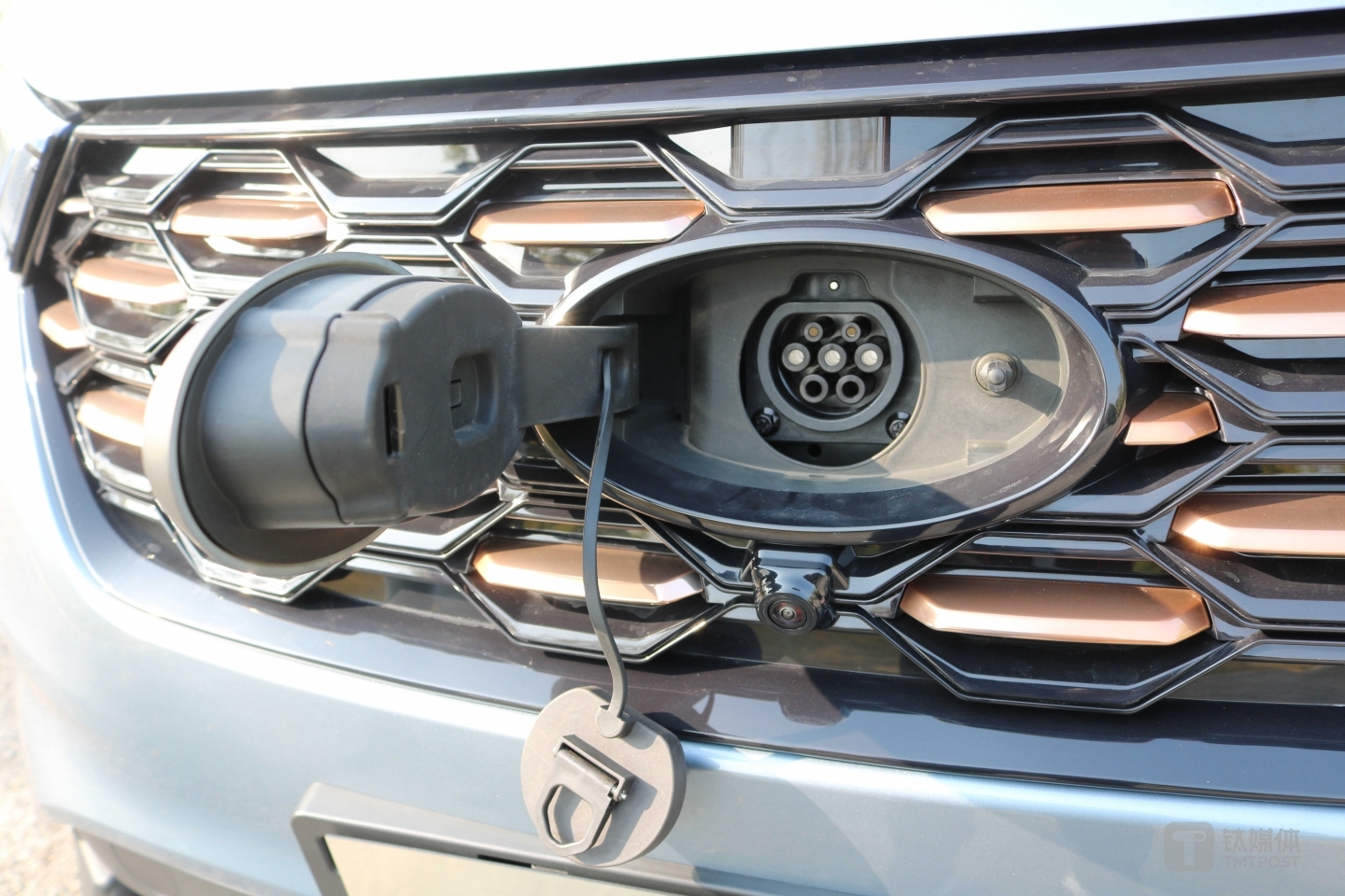 充电口位于福特LOGO内侧