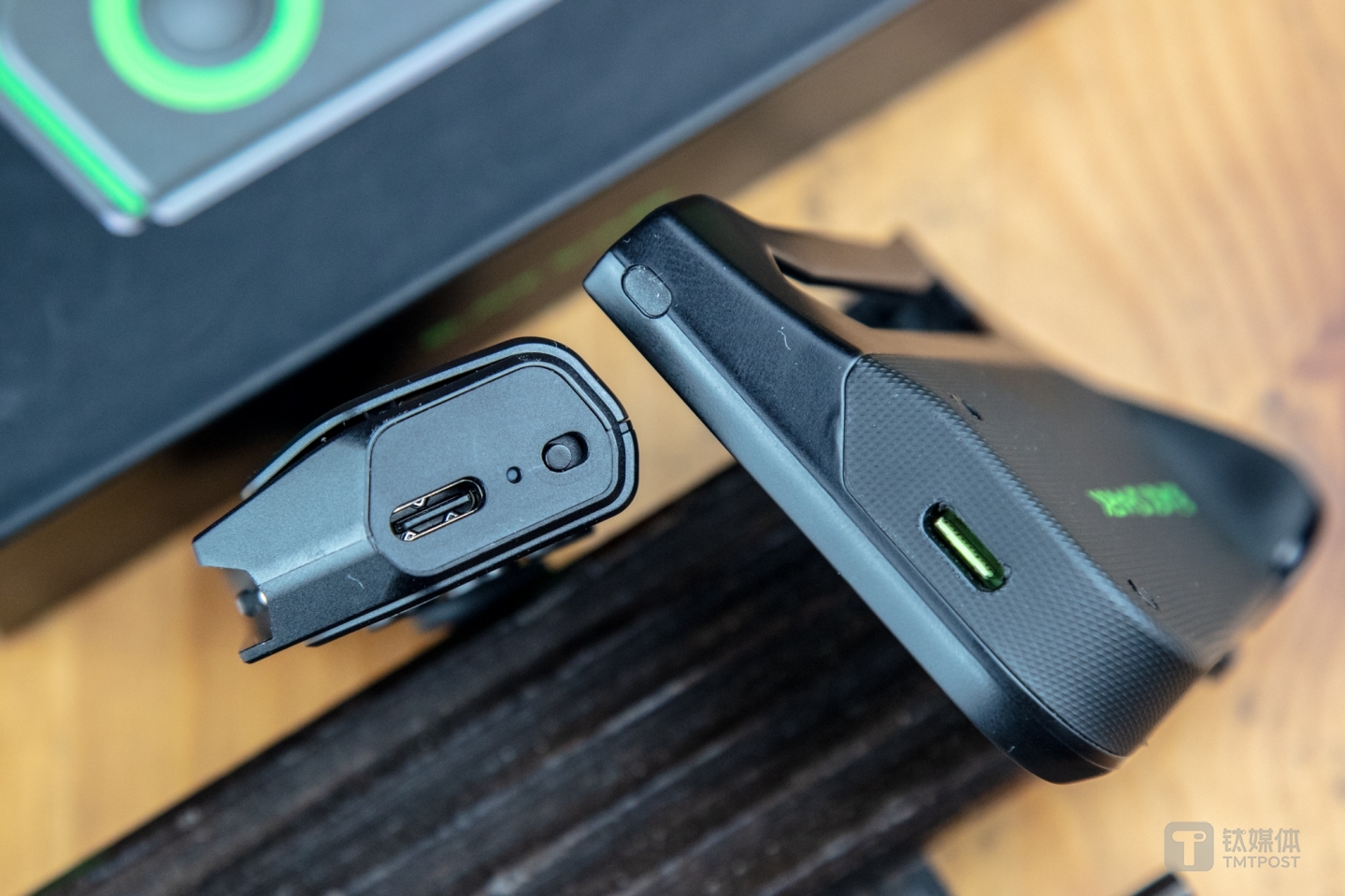 二代手柄（左）底部设置了独立开关