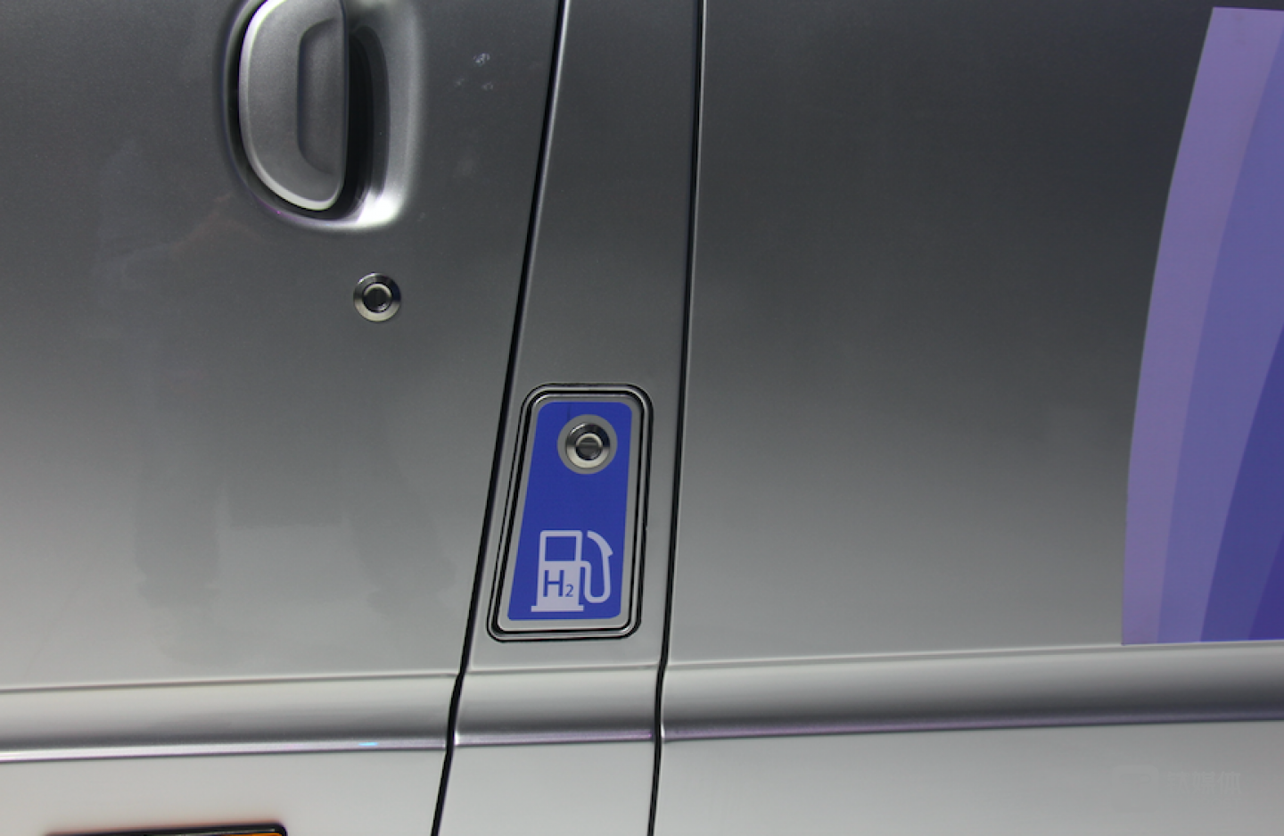 车辆前门处的加氢口，另一侧对称位置是充电口