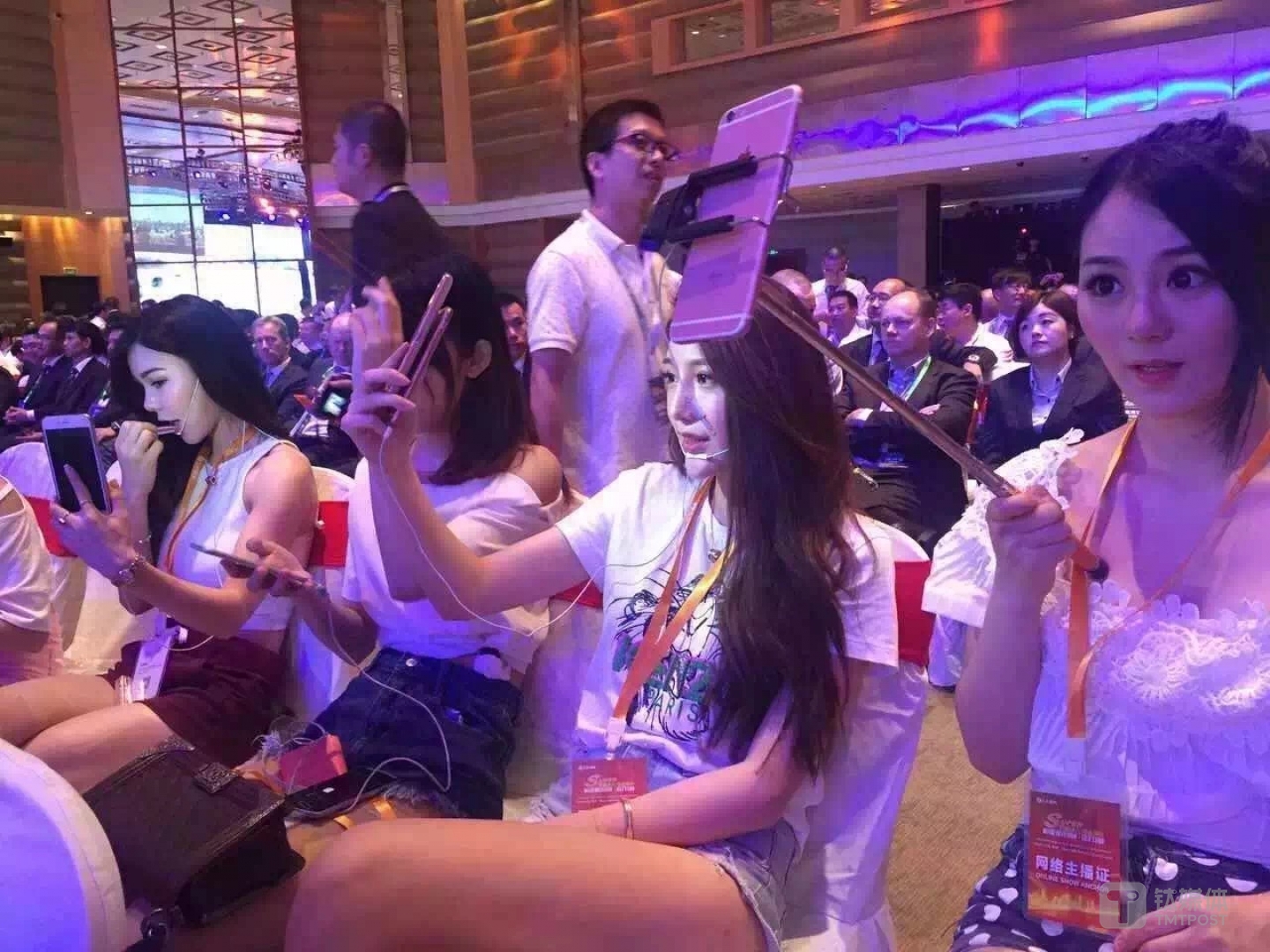 戴着网络主播证坐在前排的直播网红