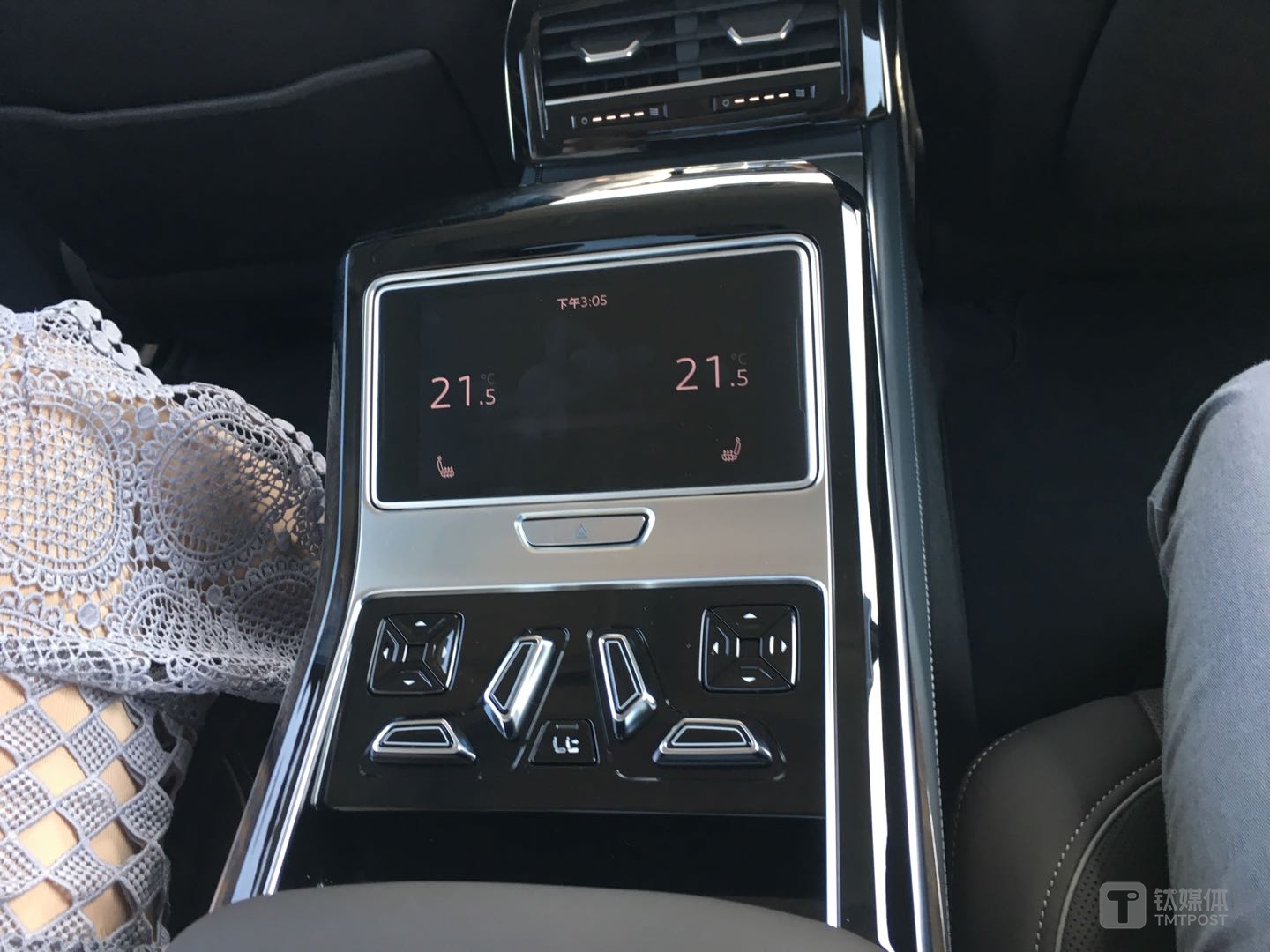 后排扶手布局，該操控屏可取出