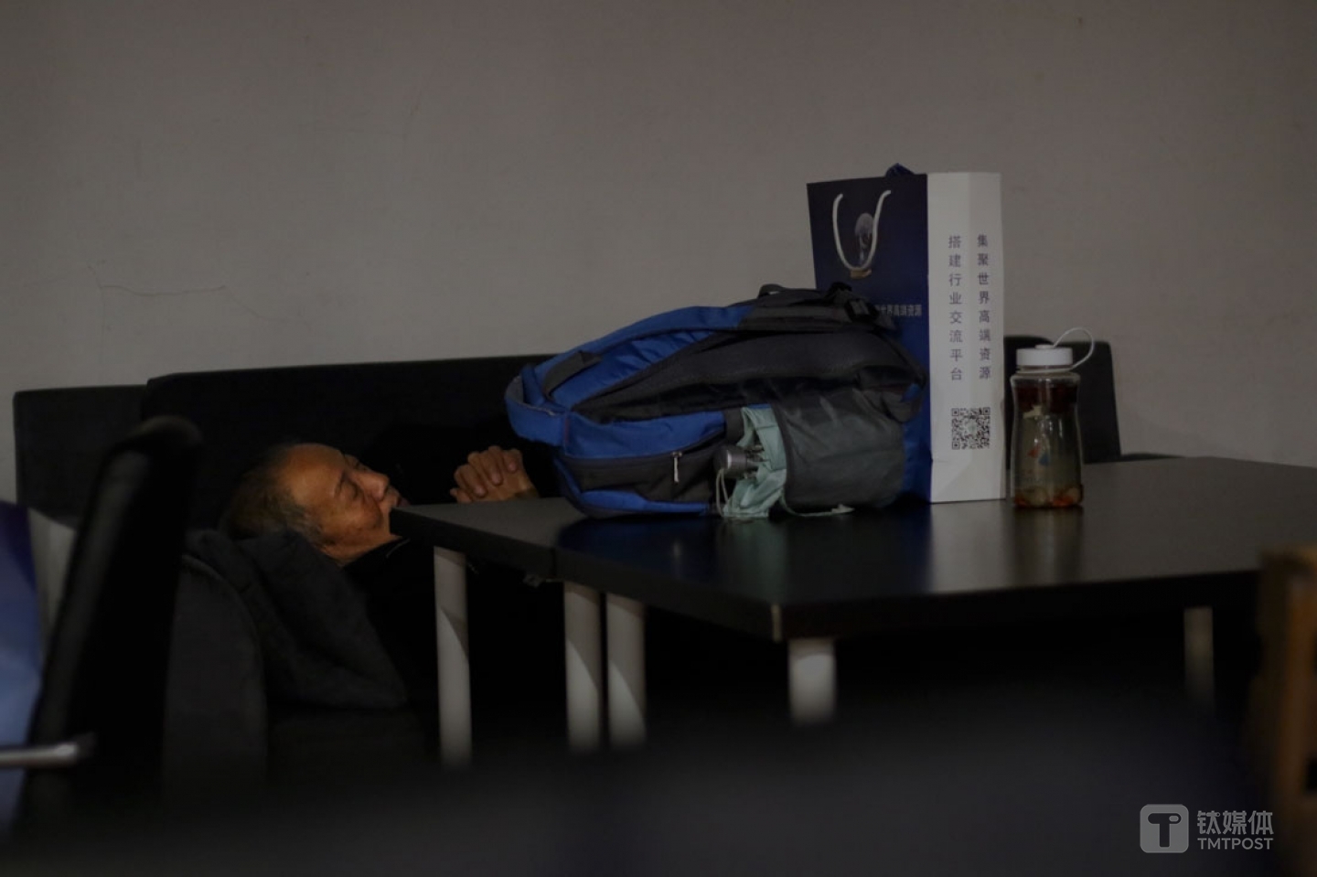 這個咖啡館，只要花30塊錢，就可以在沙發(fā)上睡一晚。王修煜在這里睡了4晚，桌上放著的，是他從家里帶過來的行李，一個背包，一個紙袋，一個水壺。