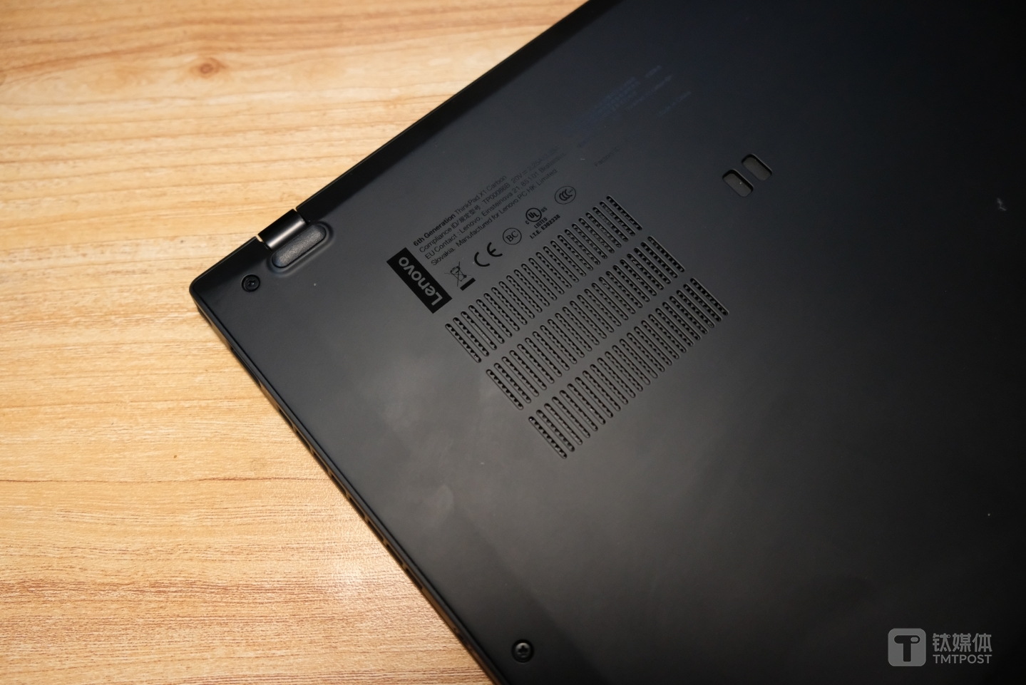 X1 Carbon 底部散热口