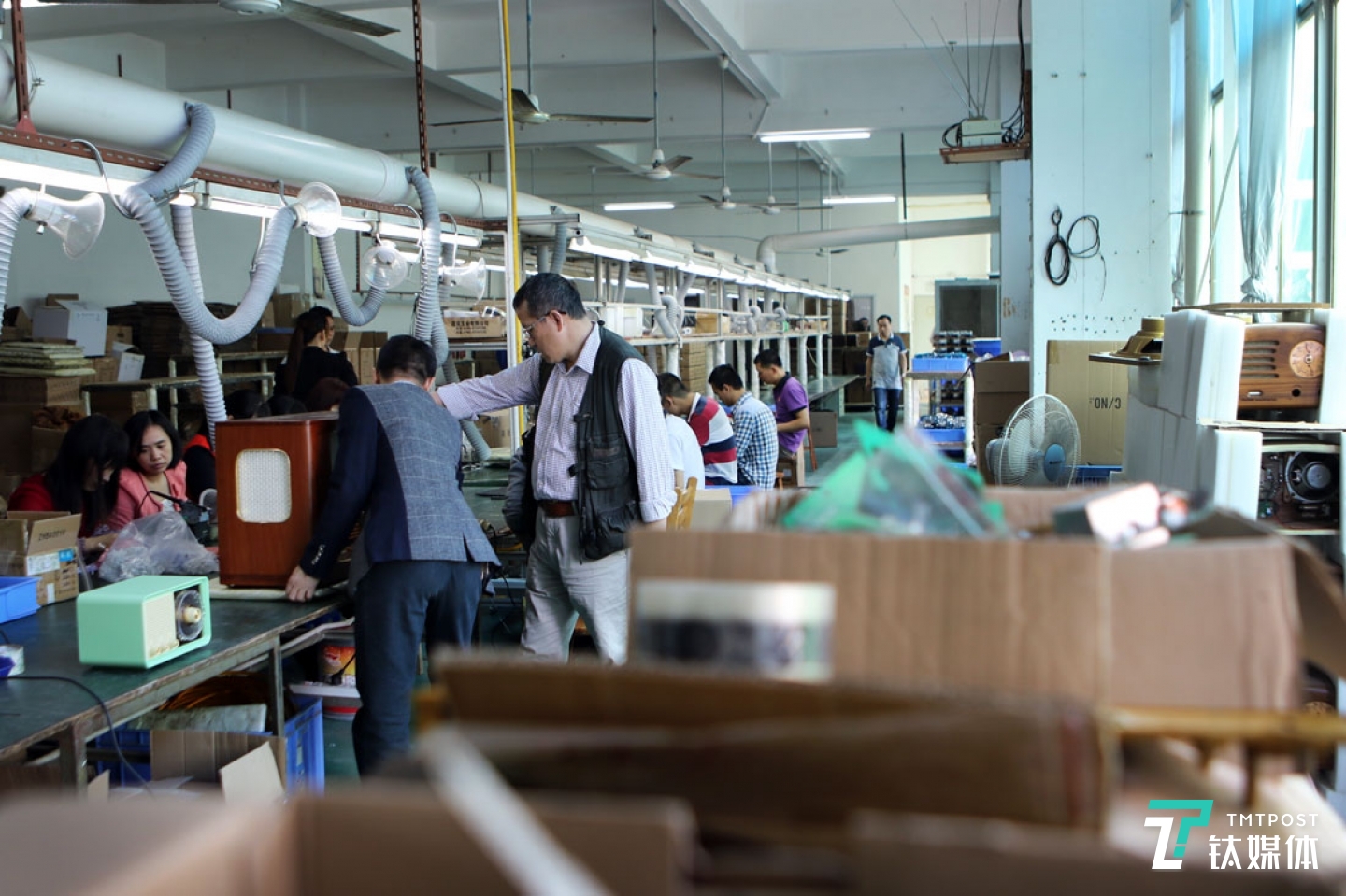 連續(xù)8年的虧損，曾德鈞一度搭進(jìn)自己所有身家，甚至借高利貸發(fā)工資。最艱難的時(shí)候，自己也沒(méi)有絕望過(guò)，他說(shuō)，創(chuàng)業(yè)，意志不堅(jiān)強(qiáng)是做不下去的，絕望著急沒(méi)有用，這個(gè)社會(huì)不相信眼淚，被坑被騙不成功都不要緊，只要年輕吸取教訓(xùn)，任何時(shí)候都有機(jī)會(huì)。