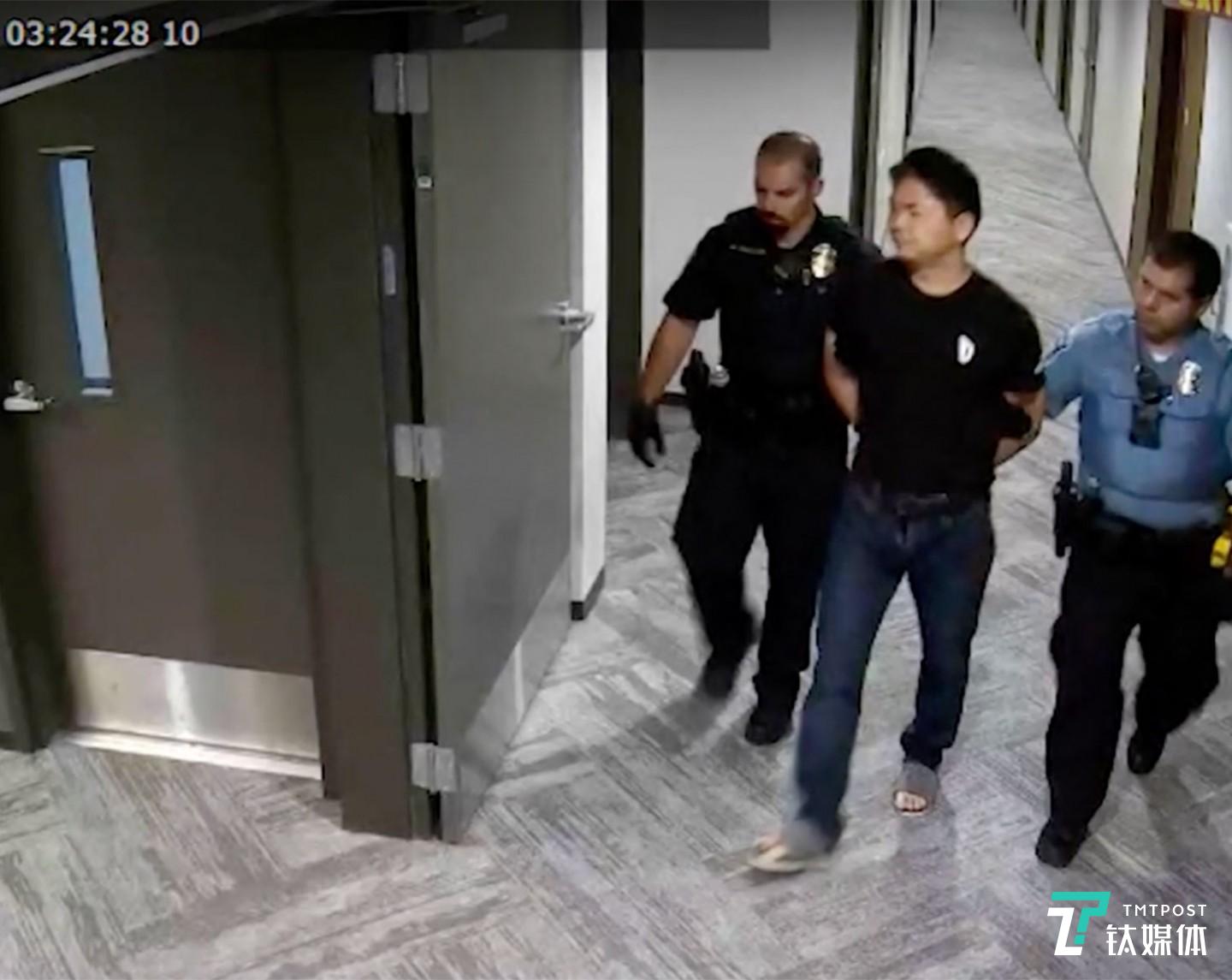 4月23日晚，刘强东在美国明州被警方逮捕的视频曝光。视频中，两名警官从公寓房间带走了穿黑色T恤的刘强东，他的手被拷在身后。随着监控视频的流出，刘强东明州事件持续发酵。（图/监控视频截图）