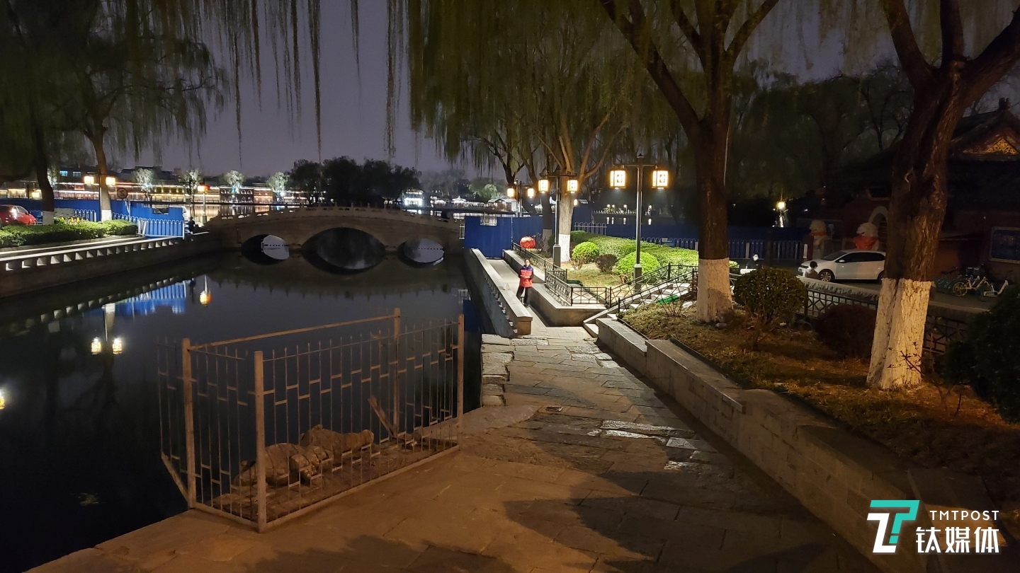 夜景拍摄样张-焦距：4.25mm，光圈：f/1.8，快门速度：1/9。