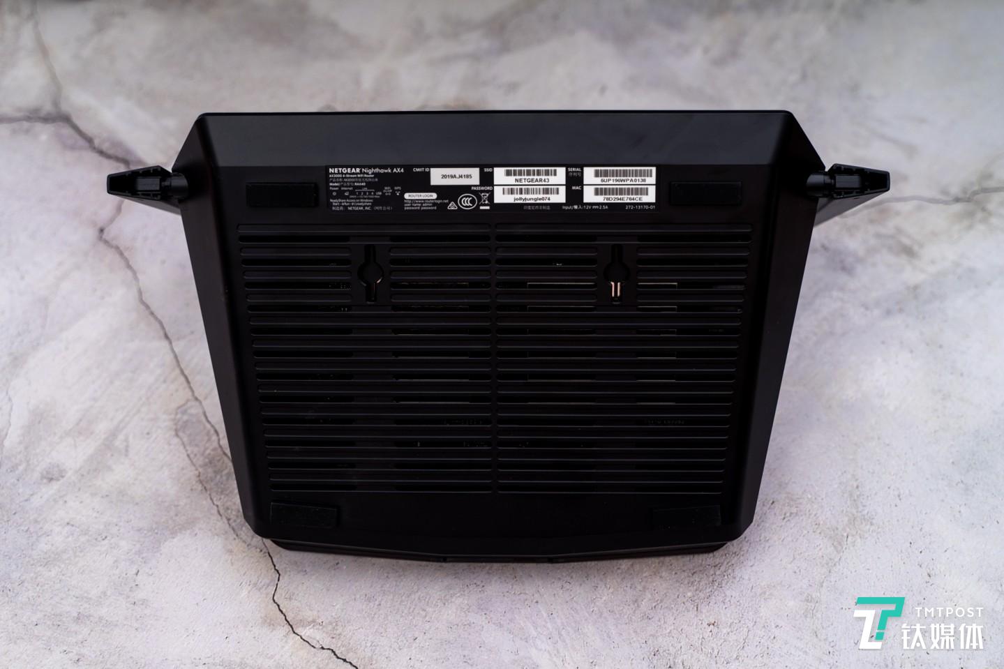 底部留有大面积散热和悬挂点