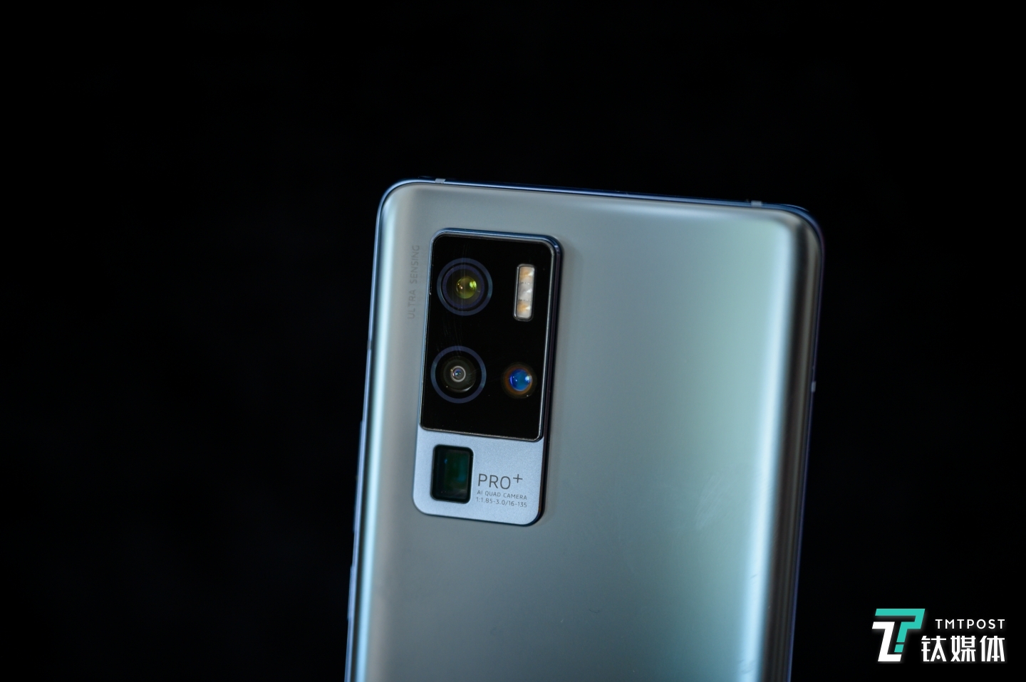 全新的后置四摄像头影像系统