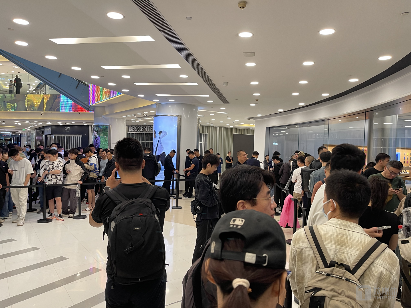 苹果店排队取货的用户，钛媒体APP拍摄