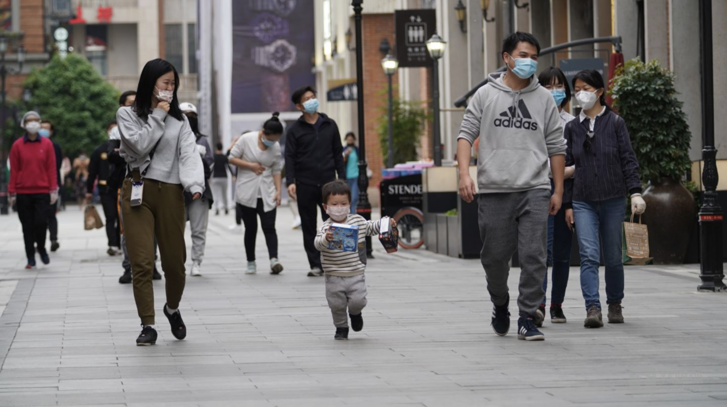 武汉汉街的市民多了起来