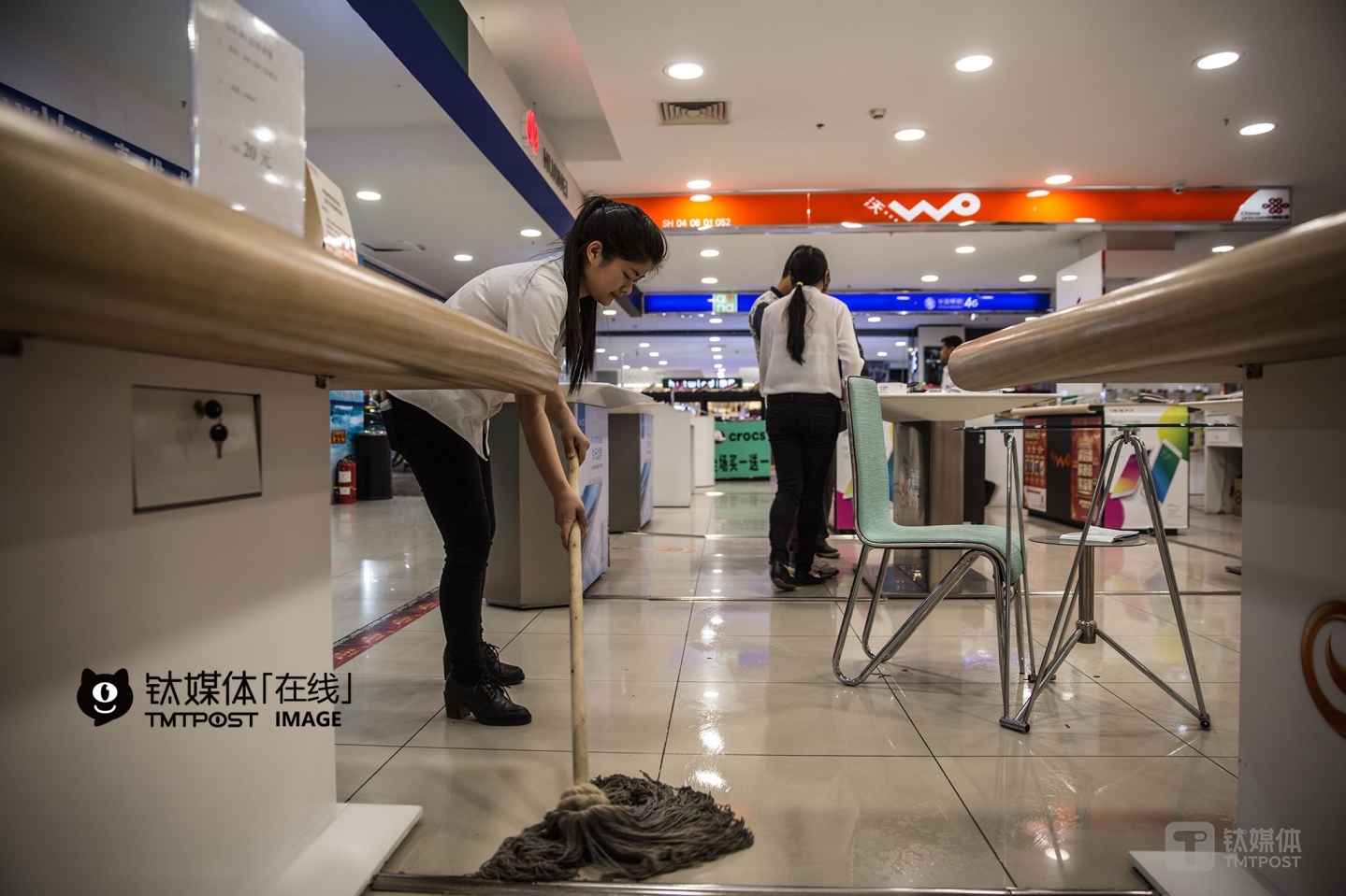 It was 9:50 PM, and time to get off work. The salesmen have begun to do some cleaning in the store. &ldquo;We can earn less than RMB 2,000, and selling 8 smartphones as well as providing other services were together good business for us. Different from outlets in shopping malls, we attract customers by selling smartphones at lower price. But how shall we still earn money? For example, when we sell a smartphone at 3,000 instead of 5,000, how can we make profit? Well, we ask our customers to join expensive mobile carrier plans, for example, a RMB 199 plan, and the customers will receive RMB 80 or 90 back to theirs account, when they still need to pay RMB 100 every month. In reality, however, they could have received RMB 199 to their account, but we intercepted. In this case, we can manage to make ends meet buy selling two or three smartphones every day,&rdquo; explained Mr. Yang.