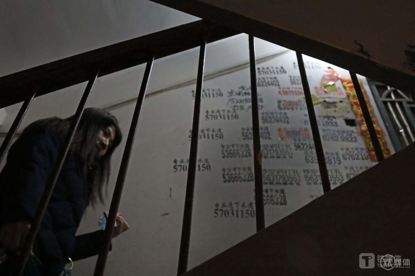 After years’ of practice, she has become pretty efficient as a stenographer and could get access to more opportunities. At the same time, when she has grown deaf to the gap between her life and work, she miraculously find herself content with her current life.