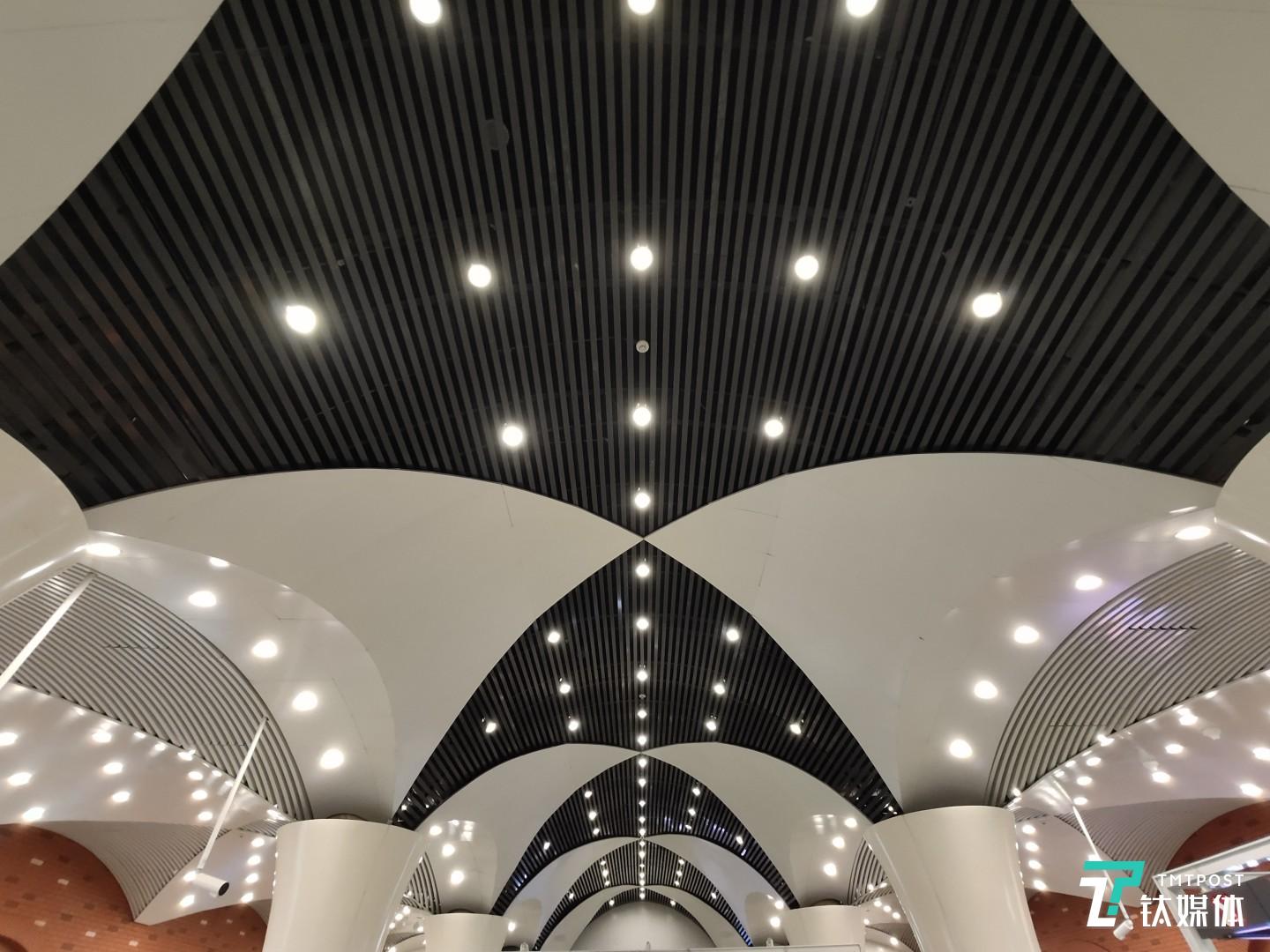 超广角可以容纳更多景物，尤其适合拍建筑