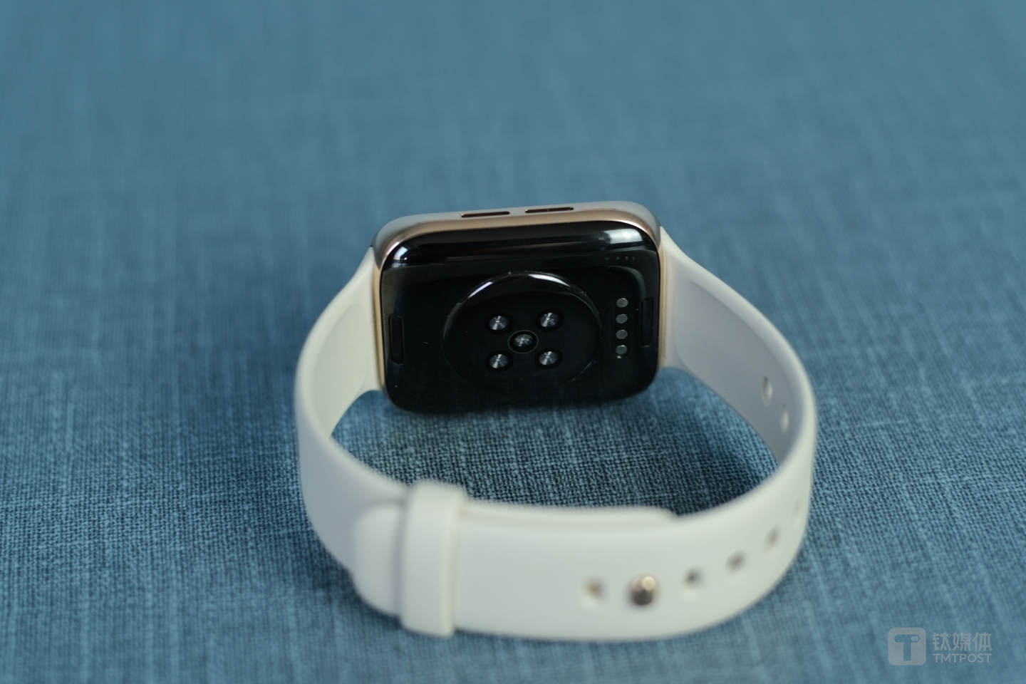 背部心率传感器和金属充电触点