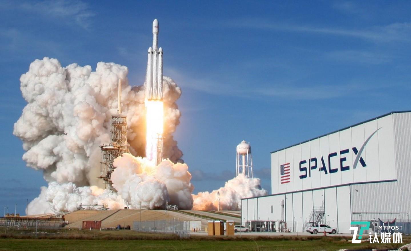 4月12日，美国太空探索技术公司SpaceX&ldquo;猎鹰重型&ldquo;火箭首次商业飞行发射成功，三枚一级火箭实现回收。（图/REUTERS）
