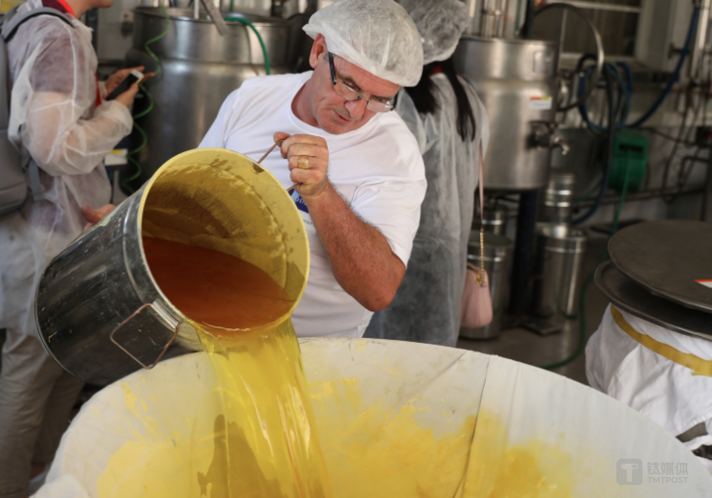 溶剂萃取后的净膏蒸发掉酒精即可得到用于香水制作的净油