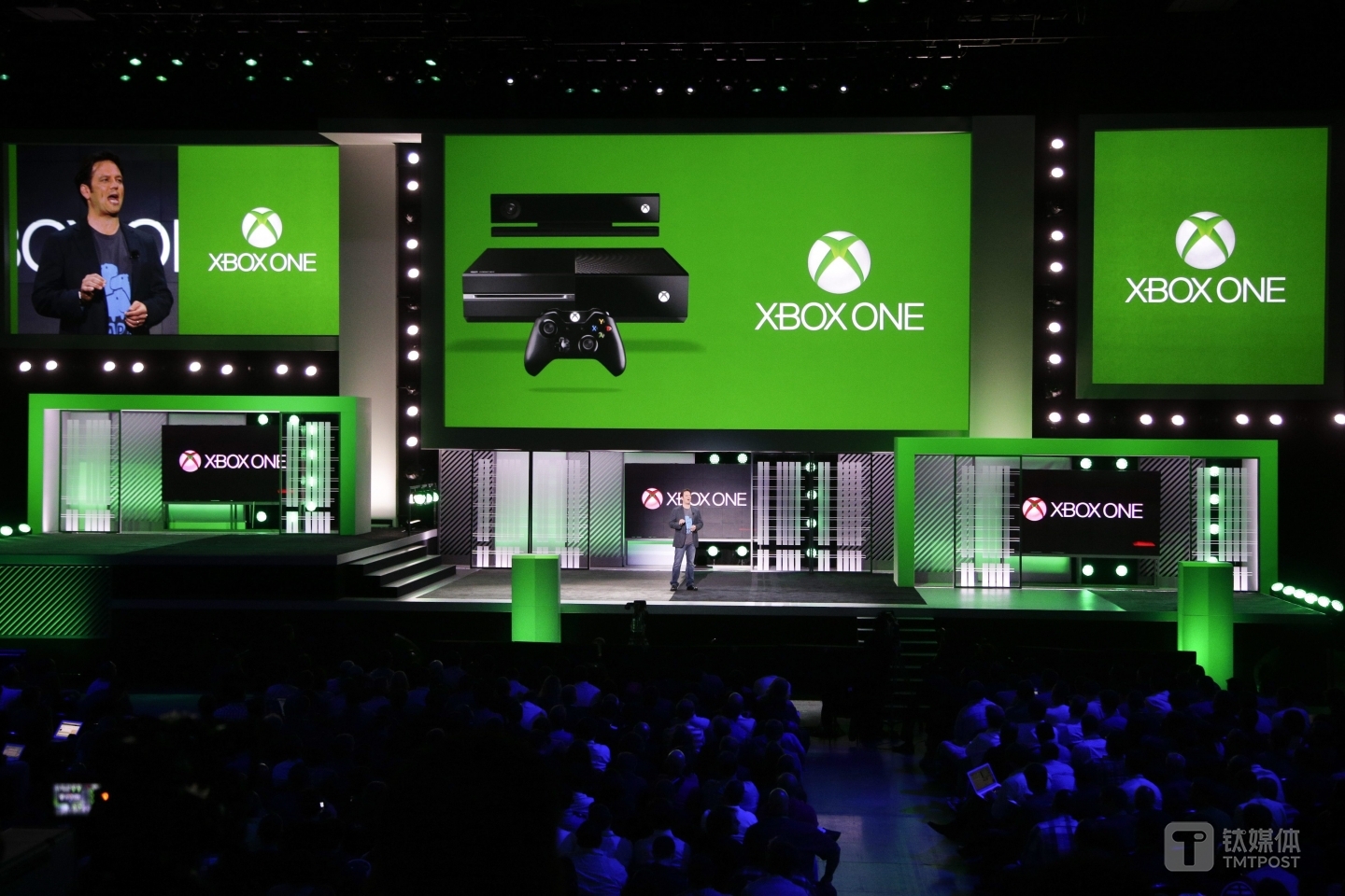 在2013年的 E3上，Xbox 主管菲尔&middot;斯宾塞介绍 Xbox One