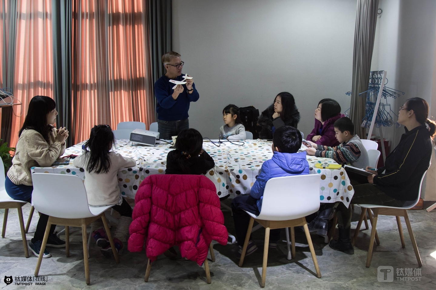 鄭艾玲是做早教的，于是她拉著父親給當?shù)卦∶窈⒆由虾侥Ｕn，“免費上了一個月，開始收學費才發(fā)現(xiàn)這些孩子家里真的很窮，”她和父親商量，父親說，“同是天涯淪落人，大家都有難處才有緣分相遇，既然碰到了，就應該盡責任教他們?！庇谑牵麄冮_始免費給這些孩子上課。孩子們給鄭富德他取了個外號叫“藍博士”，意思是“關于藍天的問題都知道”。  經(jīng)過幾年時間，他們無心插柳地摸索出了一套航模教育課程。3年前，鄭艾玲來到北京工作，她發(fā)現(xiàn)北京機會很多，于是開始勸說父親到北京?！芭_灣的市場相對固化了，我還有那么多好東西，為什么不帶來大陸傳承下去？”鄭富德多次到北京考察市場之后，決心把自己的課程和35年以來做的航模帶來北京。2016年1月19日，北京，鄭富德在一家早教中心上親子航模課。