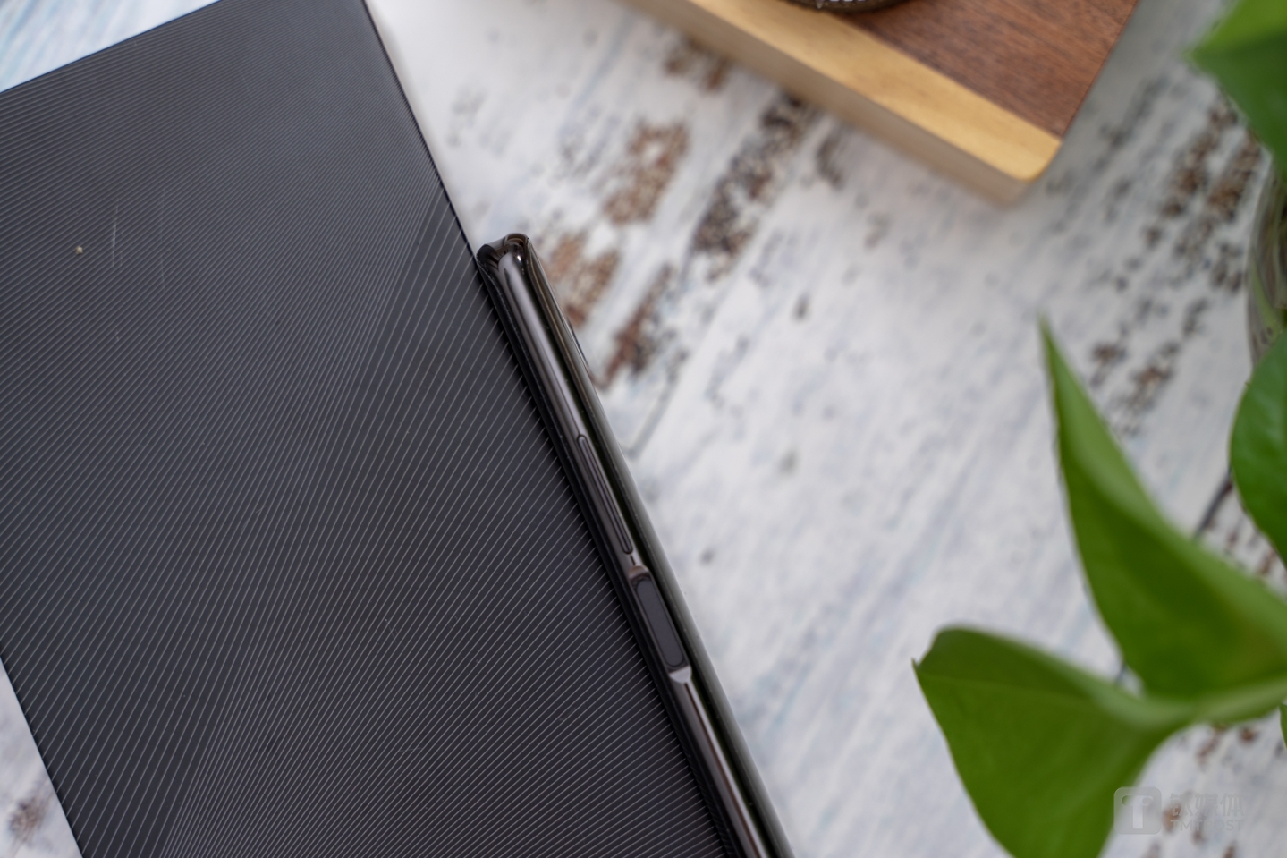 侧边按键集成按压+指纹功能