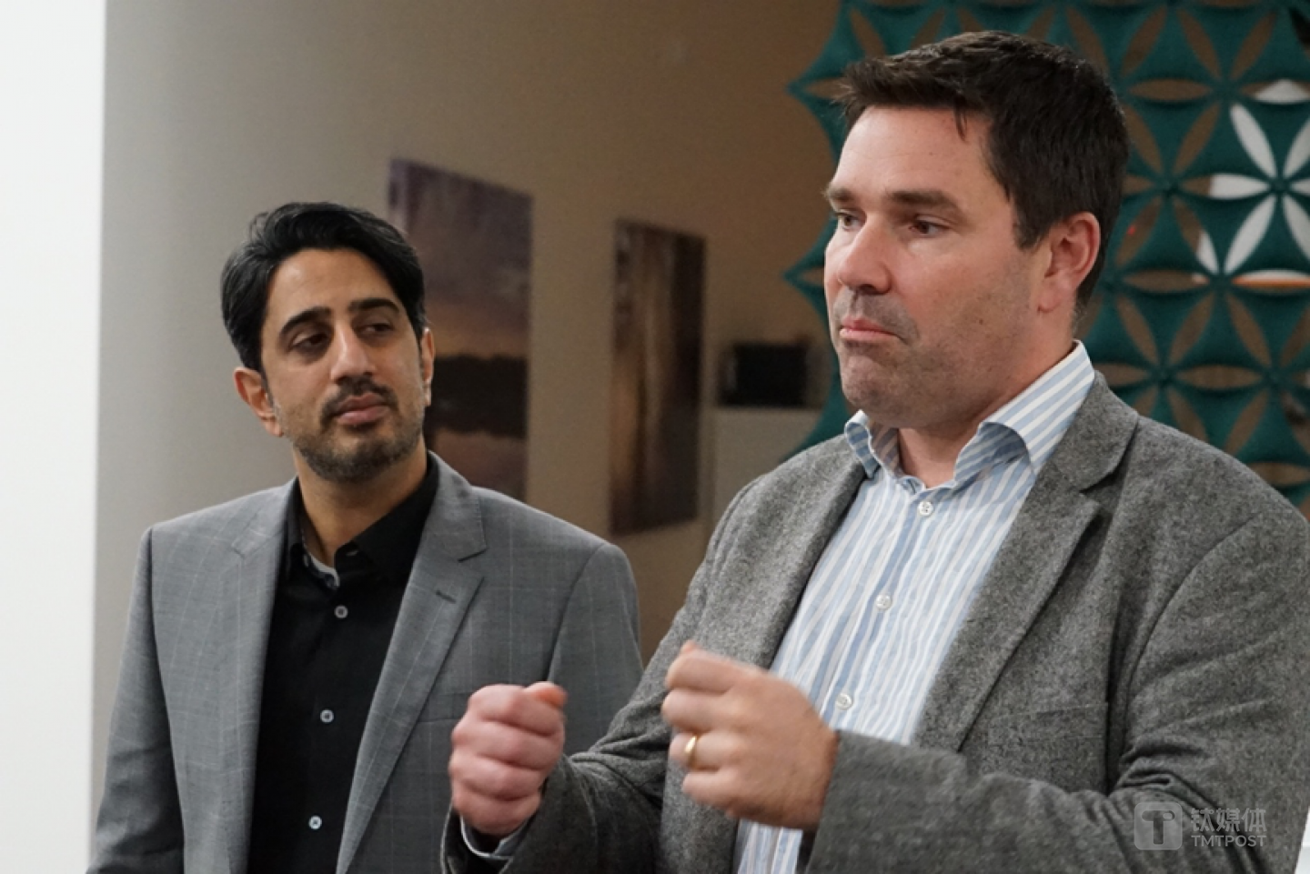 研发中心业务拓展副总裁Zaki（左）和互联产品开发负责人Kristoffer（右）