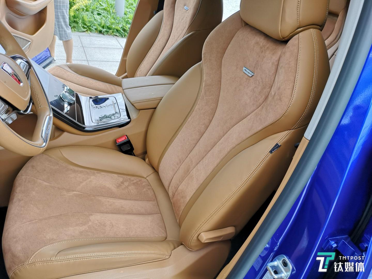 翻毛皮和小牛皮缝制的座椅