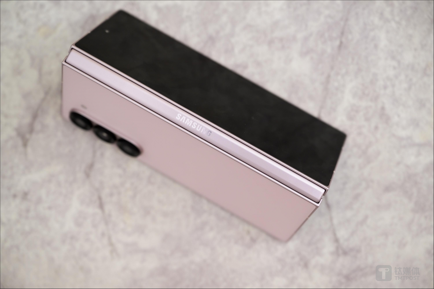 折疊屏手機典型的內(nèi)折疊結(jié)構(gòu)（圖片來源：鈦媒體APP作者鄧劍云拍攝）