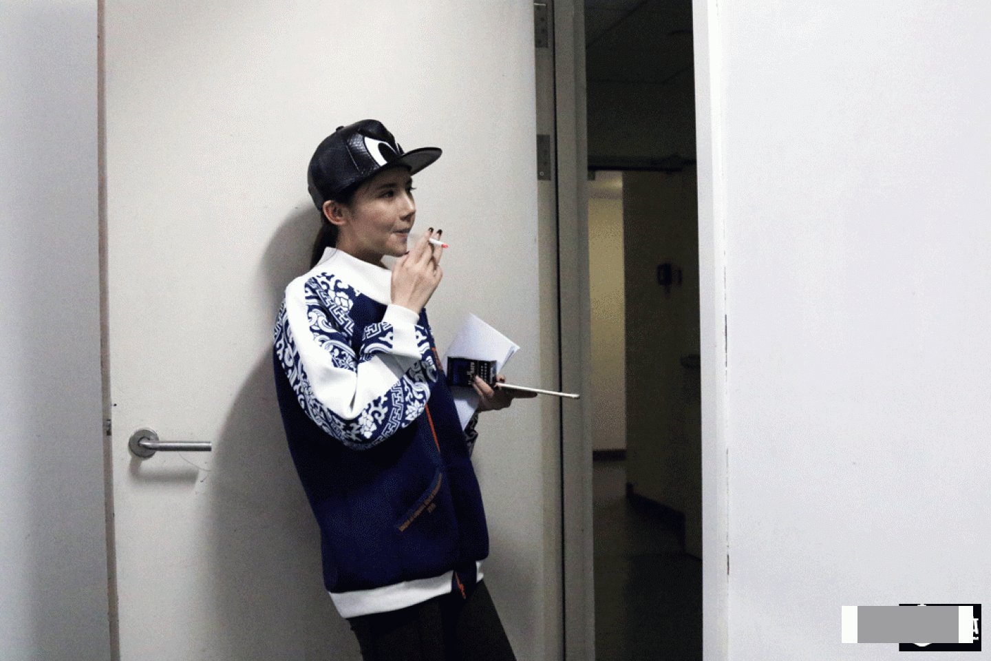 Before the conference, Xu was smoking at the corridor while listening to the moderator rehearsing. In fact, Xu Ke has been a smoker for quite a while.