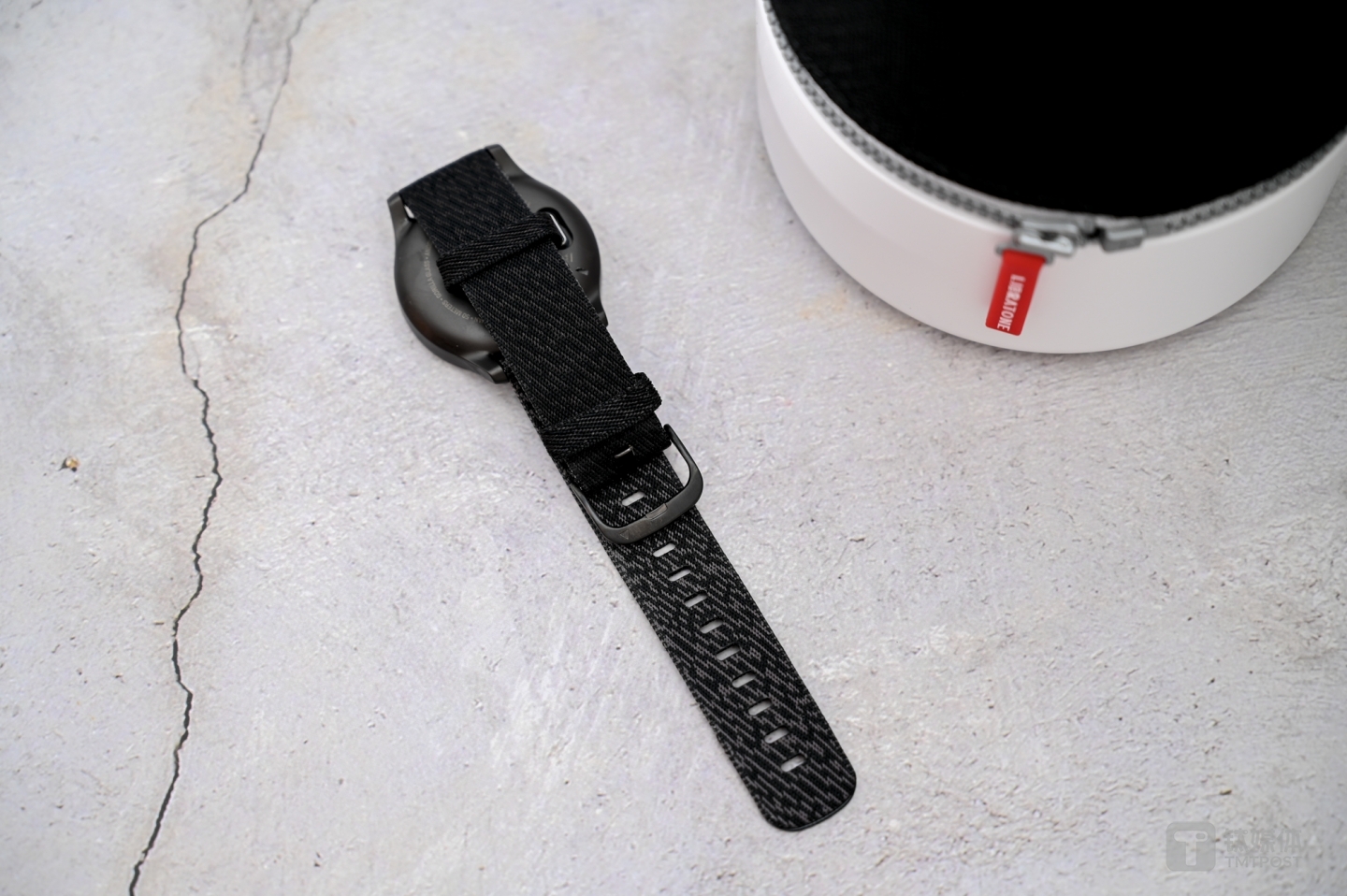 尼龙编织的材质很轻。透气也不错，就是质地有些硬